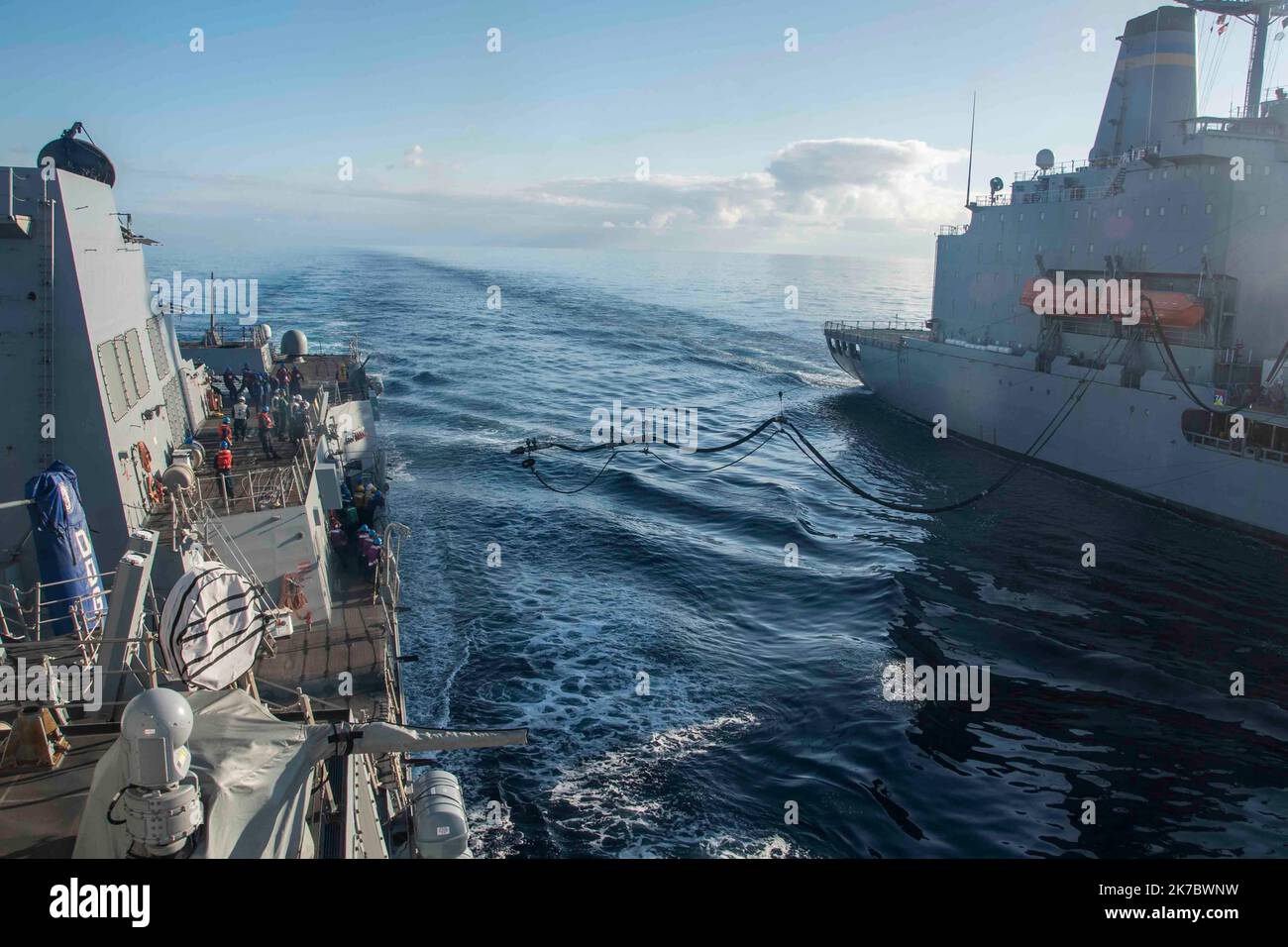 221015-N-XK462-1146 OCÉAN PACIFIQUE (15 OCTOBRE 2022) ÉTATS-UNIS Les marins montent la ligne pendant une reconstitution en cours à bord du destroyer de missile guidé de classe Arleigh Burke USS Wayne E. Meyer (DDG 108). Wayne E. Meyer travaille actuellement avec Nimitz Carrier Strike Group en vue d'un déploiement à venir. (É.-U. Photo de la marine par Hannah Kantner, spécialiste des communications de masse, classe 3rd) Banque D'Images