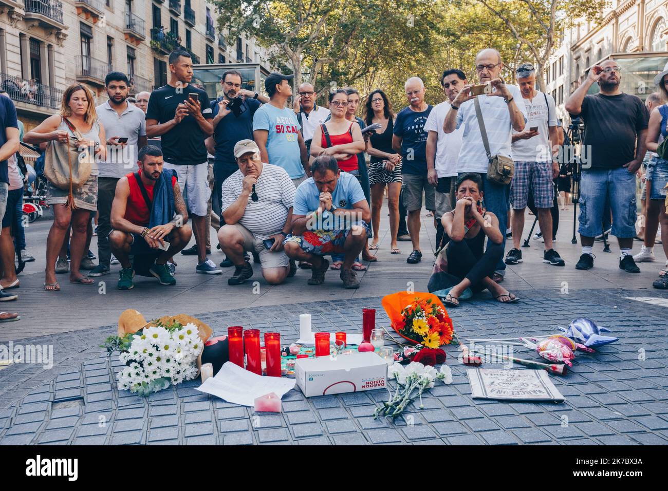 ©Pierre Berthuel / le Pictorium / MAXPPP - Pierre Berthuel / le Pictorium - 18/08/2017 - Espagne / Catalogne / Barcelone - les gens prient au mémorial tot le matin à Las Ramblas pres de la gare de Liceu. Regroupement dans la ville de Barcelone le Lendemain des attats. Les attentats des 17 et 18 aout 2017 en Catalogne sont des attaques terroristes islamistes au véhicule-belier perpétuent les 17 et 18 aout 2017 sur la Rambla a Barcelone et a Cambrils, en Espagne. / 18/08/2017 - Espagne / Catalogne / Barcelone - les gens prient au mémorial du matin à Las Ramblas, près de la gare Liceu. AG Banque D'Images