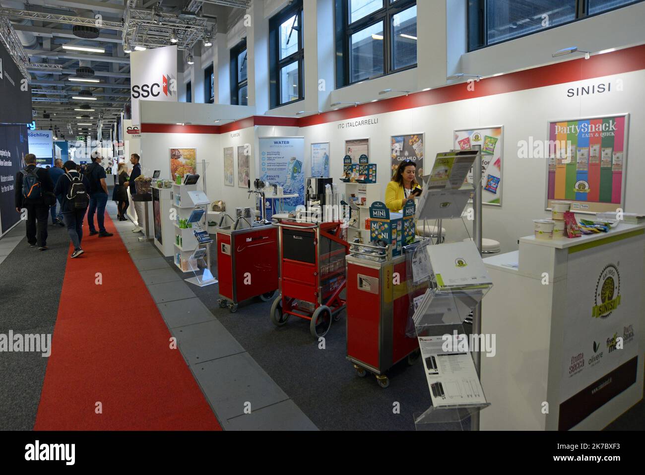 Salle à manger ferroviaire et équipement de restauration et chariots de rafraîchissements d'ItalCarrelli exposés à l'Innotrans International transport expo, Berlin, septembre 2022 Banque D'Images