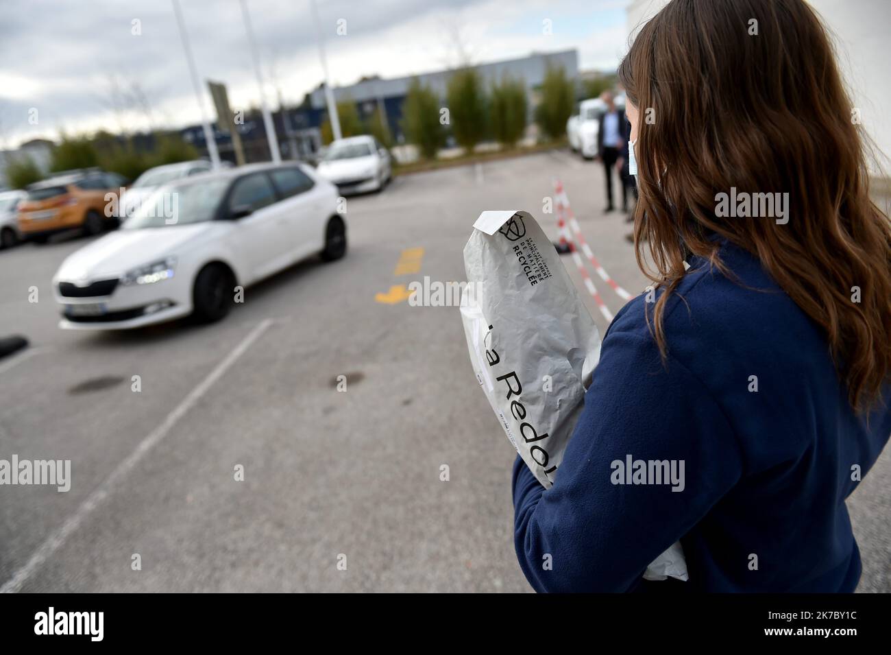 ©PHOTOPQR/LE PROGRES/Rémy PERRIN - Saint-Just-Saint-Rambert 12/11/2020 - la poste -avant les fêtes de fin d'année la poste met en place un service de 'rive' pour faire face à l'afflux de colis. Des employés ont été réformés en contrat à duration démesurée. - 2020/11/12. Avant les vacances de fin d'année, la poste met en place un service de « rive » pour faire face à l'afflux de colis. Les employés seront également embauchés sur un contrat à durée déterminée. Banque D'Images