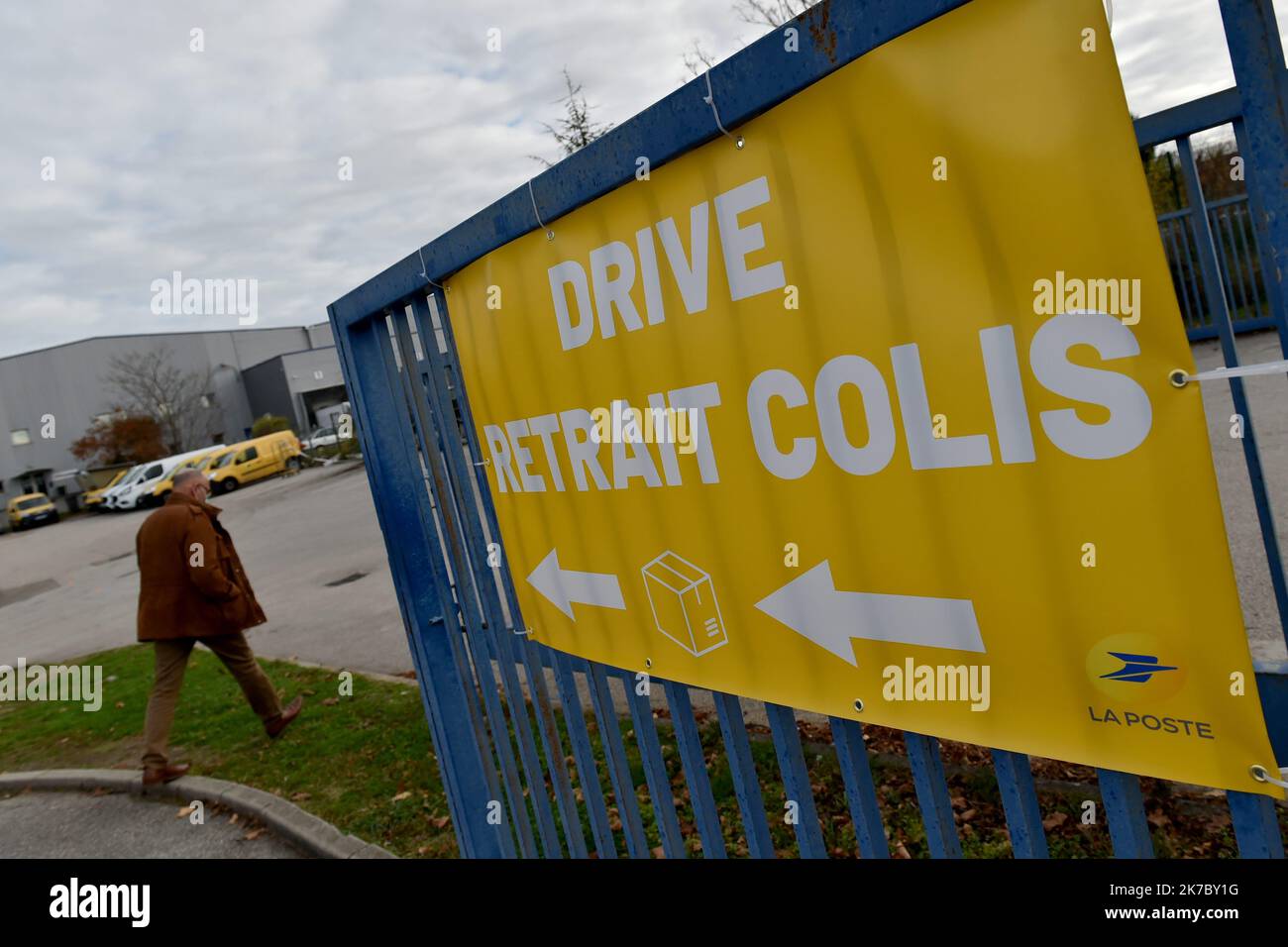 ©PHOTOPQR/LE PROGRES/Rémy PERRIN - Saint-Just-Saint-Rambert 12/11/2020 - la poste -avant les fêtes de fin d'année la poste met en place un service de 'rive' pour faire face à l'afflux de colis. Des employés ont été réformés en contrat à duration démesurée. - 2020/11/12. Avant les vacances de fin d'année, la poste met en place un service de « rive » pour faire face à l'afflux de colis. Les employés seront également embauchés sur un contrat à durée déterminée. Banque D'Images