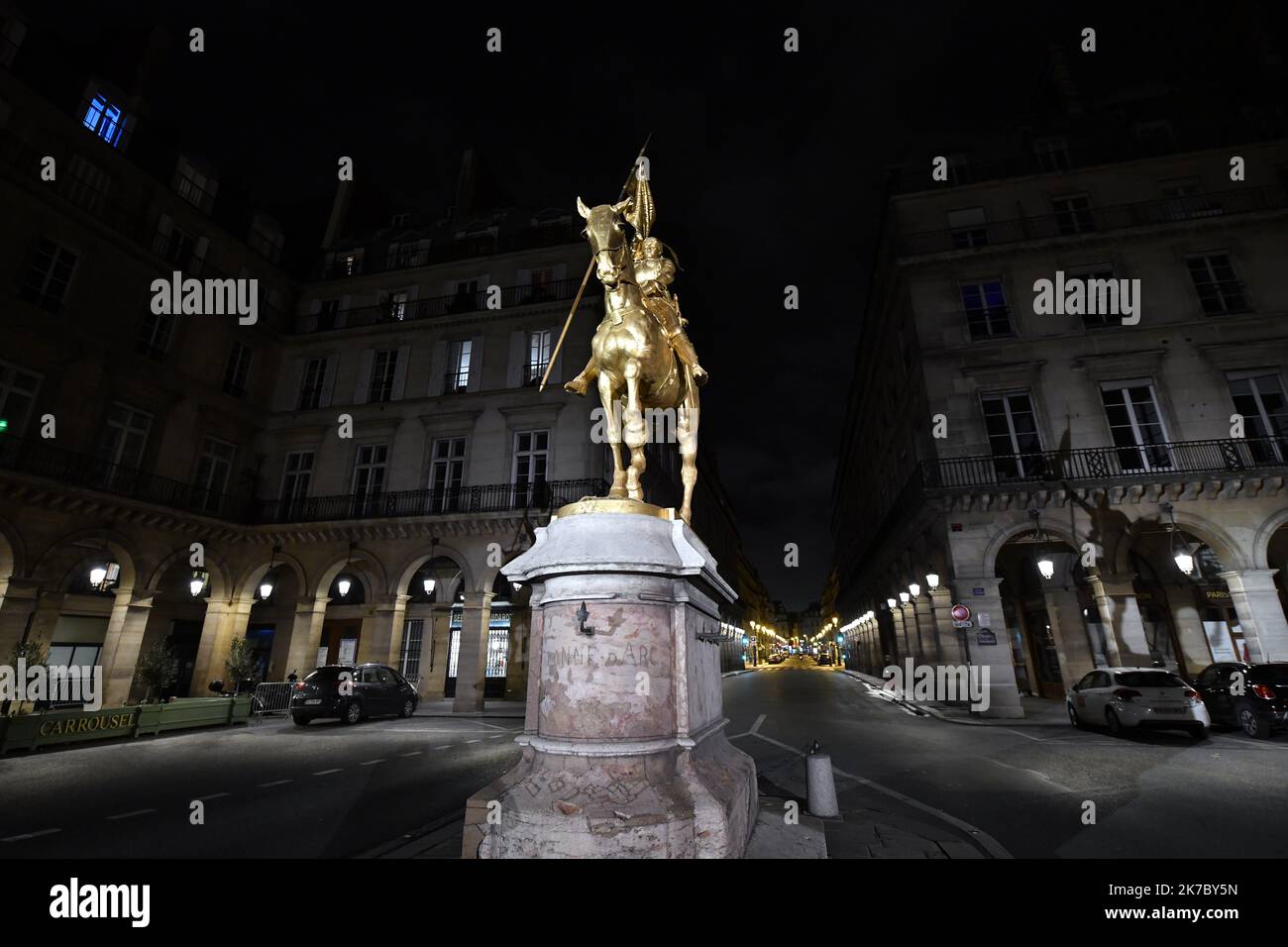 ©PHOTOPQR/L'EST REPUBLICAIN/ALEXANDRE MARCHI ; PARIS ; 11/11/2020 ; CONFINEMENT ACTE II - RECONFINEMENT - COUVRE FEU - ILE DE FRANCE. Paris 11 novembre 2020. La place des Pyramides avec la statue équestre de Jeanne d'Arc, la nuit suspendue le reconfinement et le livre-feu installé par la mairie à parti de 22 heures. PHOTO Alexandre MARCHI. - Locdown à Paris par nuit novembre 11 2020 Banque D'Images