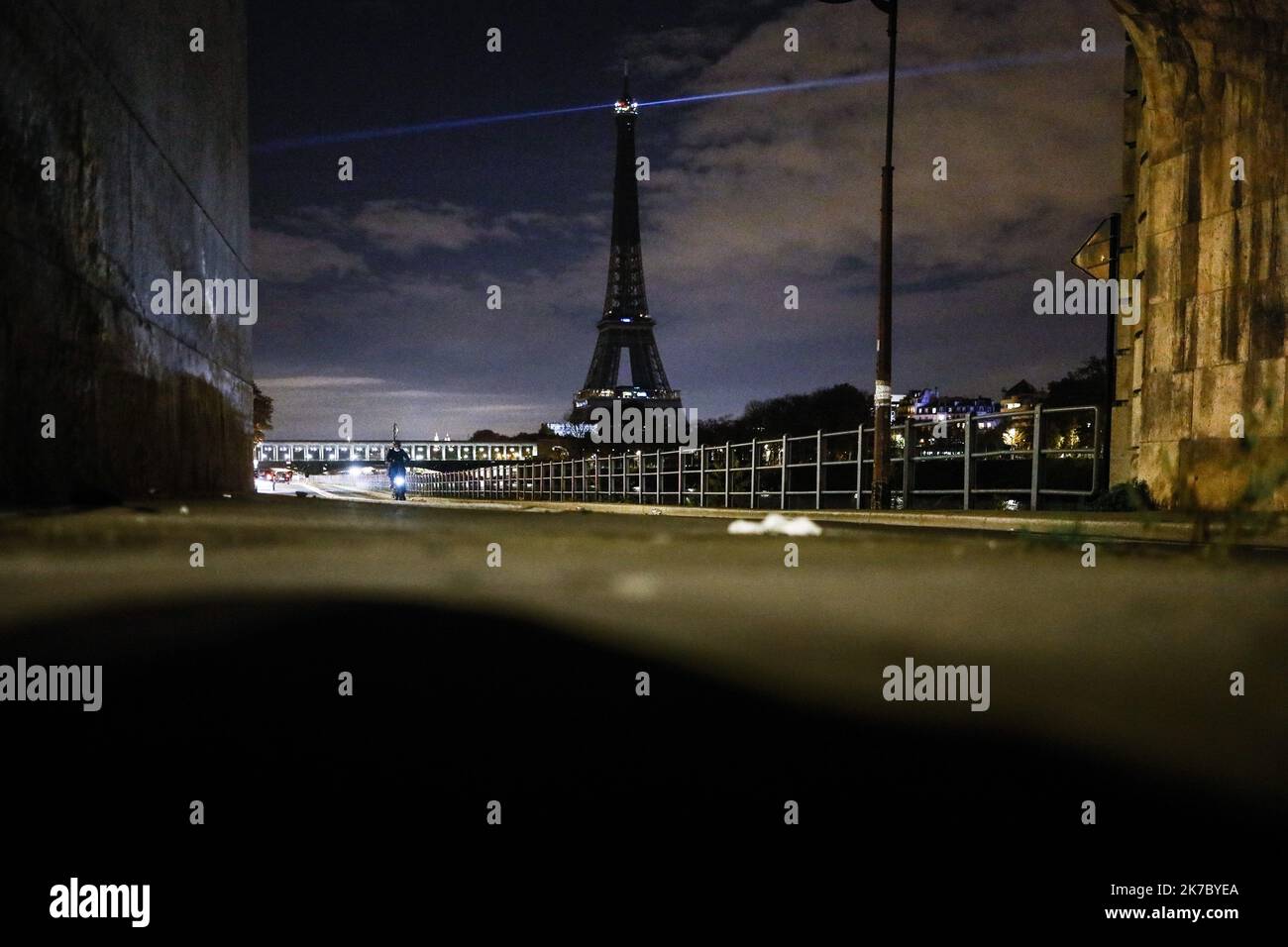 ©PHOTOPQR/LE PARISIEN/Olivier Corsan ; Paris ; 13/11/2020 ; Paris XVIe, France, le 13 novembre 2020. La Tour Eiffel était étoile ce soir vendredi 13 novembre 2020, en hommage aux virés de l'attentat terroriste du 13 novembre 2015 au Bataclan, au Stade de France et sur plusieurs terrasses de café parisiens. Paris, France, 13th 2020 novembre - 5th anniversaire des attentats terroristes à Paris. La Tour Eiffel s'est éteinte vendredi soir, 13 novembre 2020, en hommage aux victimes de l'attentat terroriste de 13 novembre 2015 au Bataclan, au Stade de France et sur plusieurs terrasses de cafés parisiens Banque D'Images