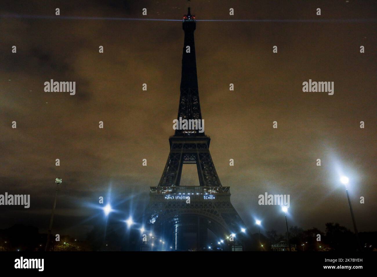 ©PHOTOPQR/LE PARISIEN/Olivier Corsan ; Paris ; 13/11/2020 ; Paris XVIe, France, le 13 novembre 2020. La Tour Eiffel était étoile ce soir vendredi 13 novembre 2020, en hommage aux virés de l'attentat terroriste du 13 novembre 2015 au Bataclan, au Stade de France et sur plusieurs terrasses de café parisiens. Paris, France, 13th 2020 novembre - 5th anniversaire des attentats terroristes à Paris. La Tour Eiffel s'est éteinte vendredi soir, 13 novembre 2020, en hommage aux victimes de l'attentat terroriste de 13 novembre 2015 au Bataclan, au Stade de France et sur plusieurs terrasses de cafés parisiens Banque D'Images