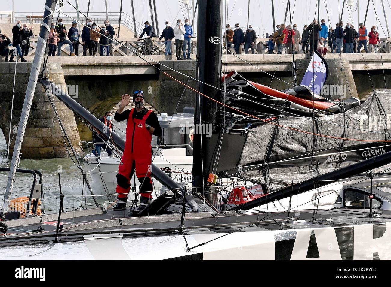 ©PHOTOPQR/OUEST FRANCE/Marc OLLIVIER ; les Sables d'Olonne ; 14/11/2020 ; trois jours après avoir fait demi-tour pour cause d'avaries multiples, Jérémie Beyou est rentré aux Sables d'Olonne ce samedi vers 14h. Le skippeur a été rejoint à bord de Charal vers 12h30 par des membres de l'équipe avant de se réjouir du port et de répondre aux interviews. - Jérémie Beyou, skipper de Charal déçu, a navigué sur le célèbre canal des Sables d’Olonne au début de cet après-midi de samedi pour un accueil chaleureux, respectueux et de soutien de la part de bien des adeptes qui ont borné les deux côtés de la digue. novembre 14 2020 Banque D'Images