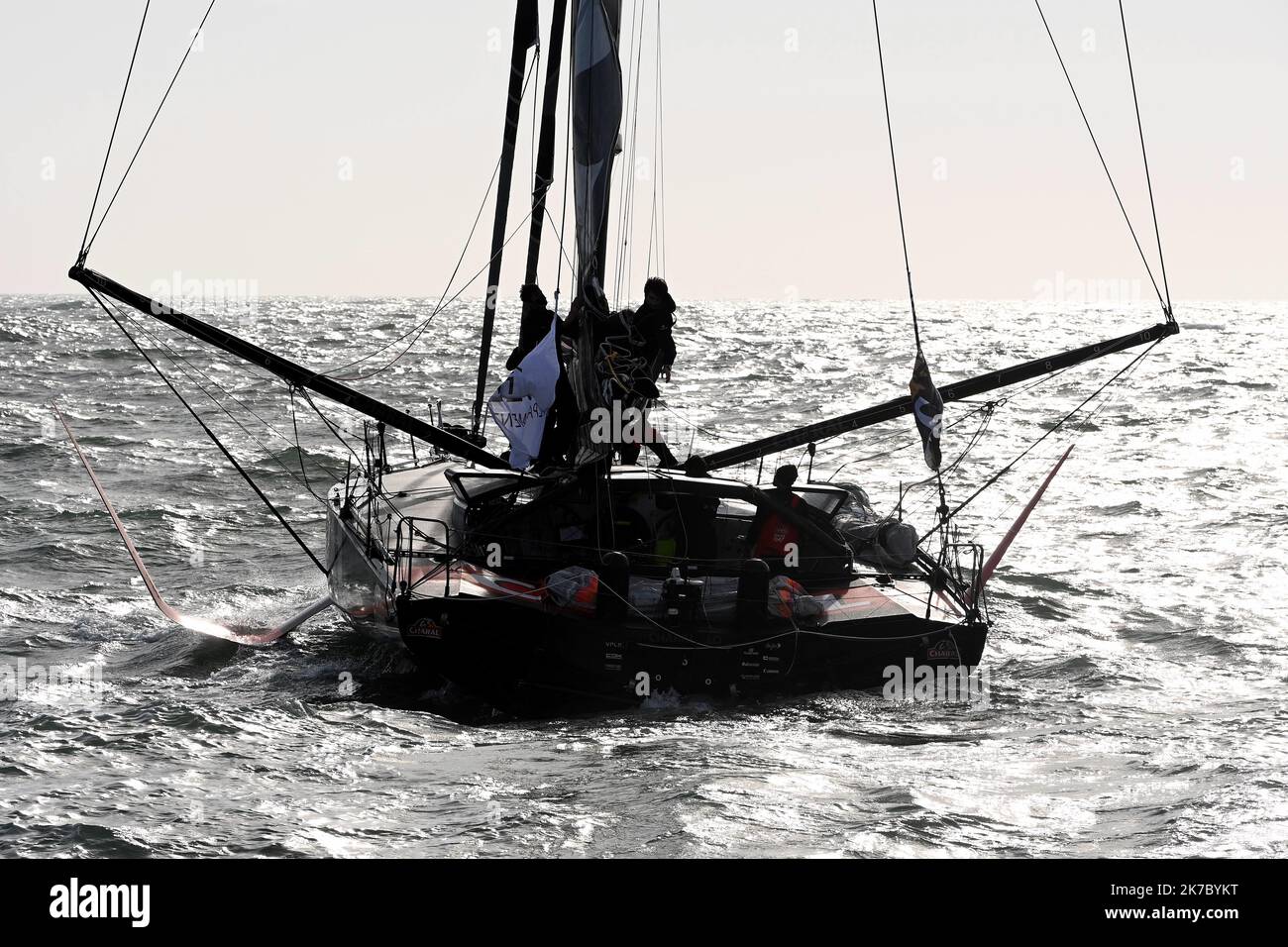 ©PHOTOPQR/OUEST FRANCE/Marc OLLIVIER ; les Sables d'Olonne ; 14/11/2020 ; trois jours après avoir fait demi-tour pour cause d'avaries multiples, Jérémie Beyou est rentré aux Sables d'Olonne ce samedi vers 14h. Le skippeur a été rejoint à bord de Charal vers 12h30 par des membres de l'équipe avant de se réjouir du port et de répondre aux interviews. - Jérémie Beyou, skipper de Charal déçu, a navigué sur le célèbre canal des Sables d’Olonne au début de cet après-midi de samedi pour un accueil chaleureux, respectueux et de soutien de la part de bien des adeptes qui ont borné les deux côtés de la digue. novembre 14 2020 Banque D'Images