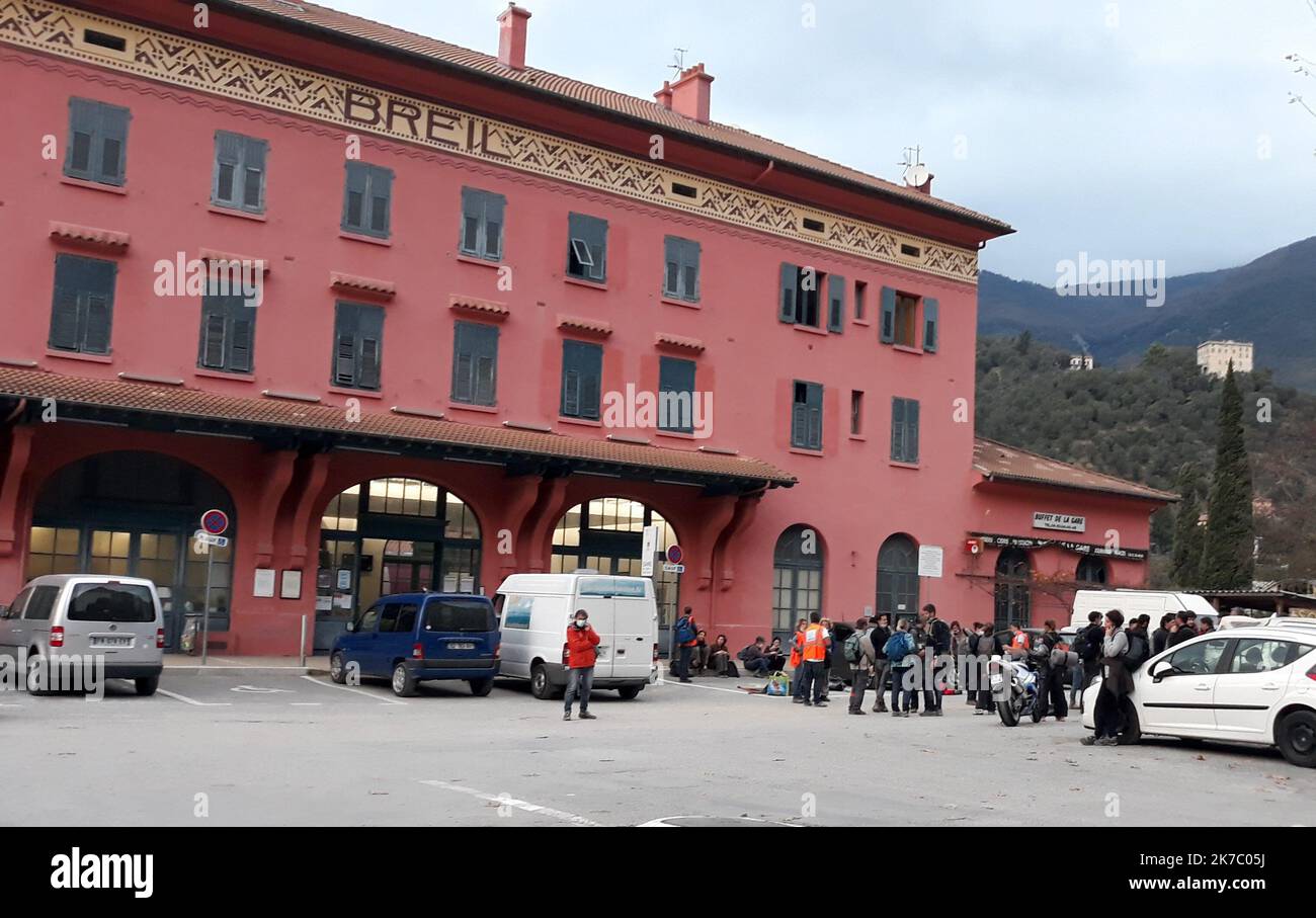 ©B. ROMANKIEWICZ/MAXPPP - Breil sur Roya, 06, 14/11/2020. Reportage 6 semaines après la tête Alex, qui a déjà vu les plusieurs vallées et villages des Alpes MarTimes. Des produits se sont construits en un groupe « les week ends solidaires », avec des personnes qui préfèrent les chantiers de travail pour aider les sinistrés. Ils sont fournis par Facebook pour faire ces travaux de nettoyage, de déblaiement, de reconstruction de murs en pierre ou de construction de pont en bois. Ce samedi, ils étaient 50 personnes dans la Vallée de la Roya. Ils ont fait l'objet d'une note de route commune Banque D'Images