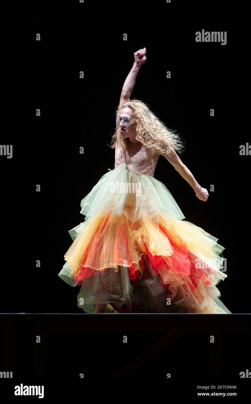 ©Laurent Pailler / le Pictorium / MAXPPP - Laurent Pailler / le Pictorium - 28/9/2020 - France / Paris - Bolero / Nijinska les siecles - Compagnie les PORTEURS d'ombre - Francois-Xavier Roth - Dominique Brun - Ravel François-Xavier Roth, Direction la compagnie les Taillé d'ombre, François Chasignaud, François-Xavier Roth Création choregraphique * Dominique Brun, création choregraphique *, recherches historiques * Judith Garrs, assistante aux de la chorégraphe * Sophie Jacotot, recherches historiques * Romain Brau, costume * Odile Blanchard, scénographie Christophe Poux, technique de direction * lieu : Grande Banque D'Images