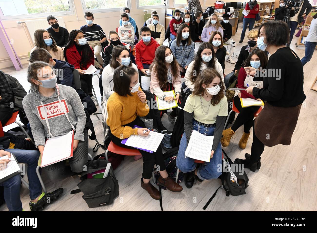 ©PHOTOPQR/OUEST FRANCE/Thierry Creux ; Pontivy ; 17/11/2020 ; Pontivy . Morbihan . François Hollande est allé à la contre de 54 élections de troisième au collège Romain Rolland , dont 34 ans choix l'option géopolitique . L'ancien président se défait dans des collèges en Bretagne (Quimper, Brest). Dans le cadre d'une tournée organisée à l'occasion de la sortie de l'onde qu'il signe chez Glénat jeunesse : « leur état, expliqué aux jeunes et aux mois jeunes ». PHOTO : Hélène le Paih, chargée d'histoire géo, brieffe les élèves dans l'attente du visiteur . - Ancien Presi français Banque D'Images