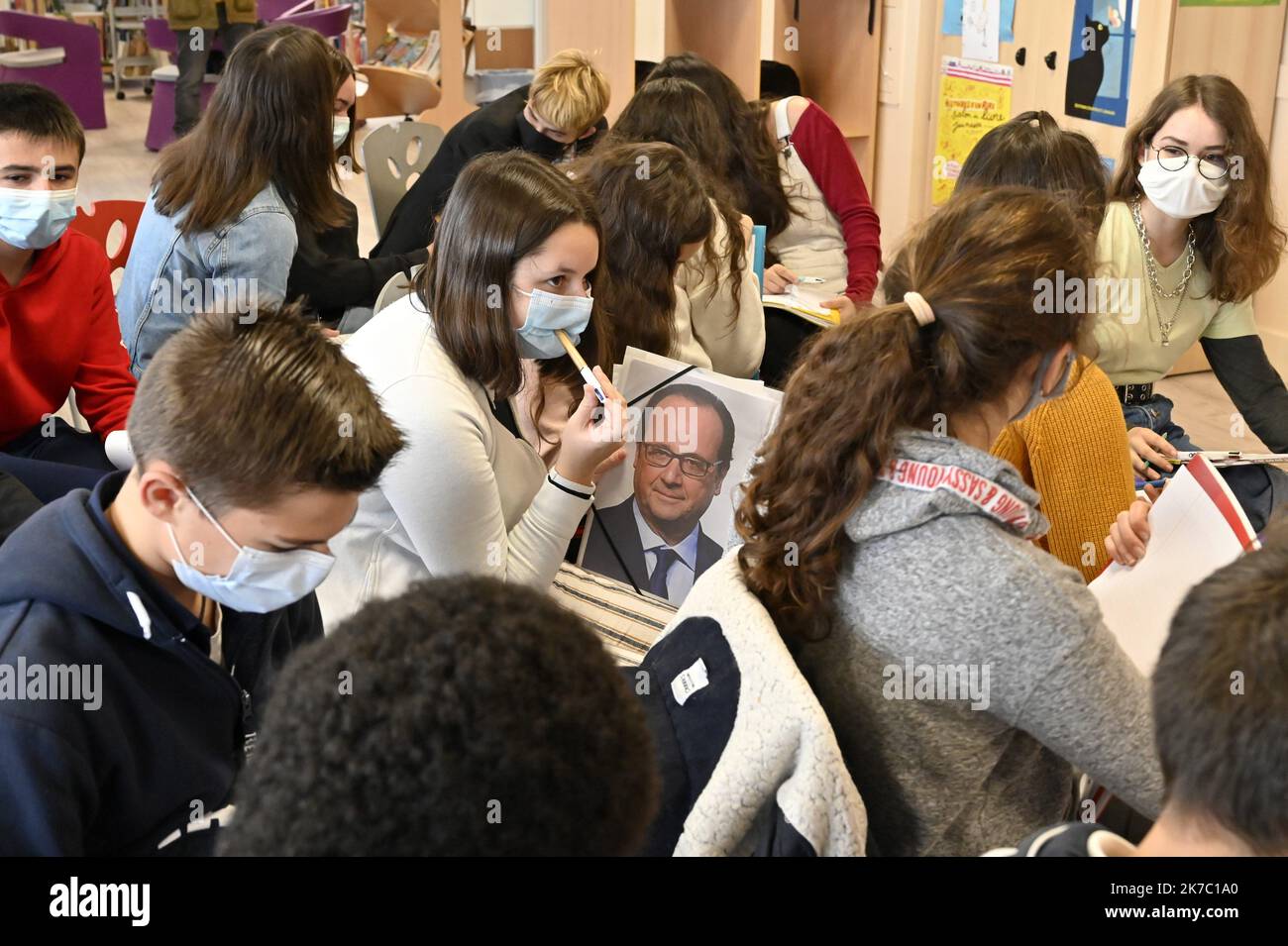 ©PHOTOPQR/OUEST FRANCE/Thierry Creux ; Pontivy ; 17/11/2020 ; Pontivy . Morbihan . François Hollande est allé à la contre de 54 élections de troisième au collège Romain Rolland , dont 34 ans choix l'option géopolitique . L'ancien président se défait dans des collèges en Bretagne (Quimper, Brest). Dans le cadre d'une tournée organisée à l'occasion de la sortie de l'onde qu'il signe chez Glénat jeunesse : « leur état, expliqué aux jeunes et aux mois jeunes ». PhoOTO: Parmi les élèves, Chloé était venu avec une photo de l'ancien président?. Elle n'a pas été manquiée de la faire Banque D'Images