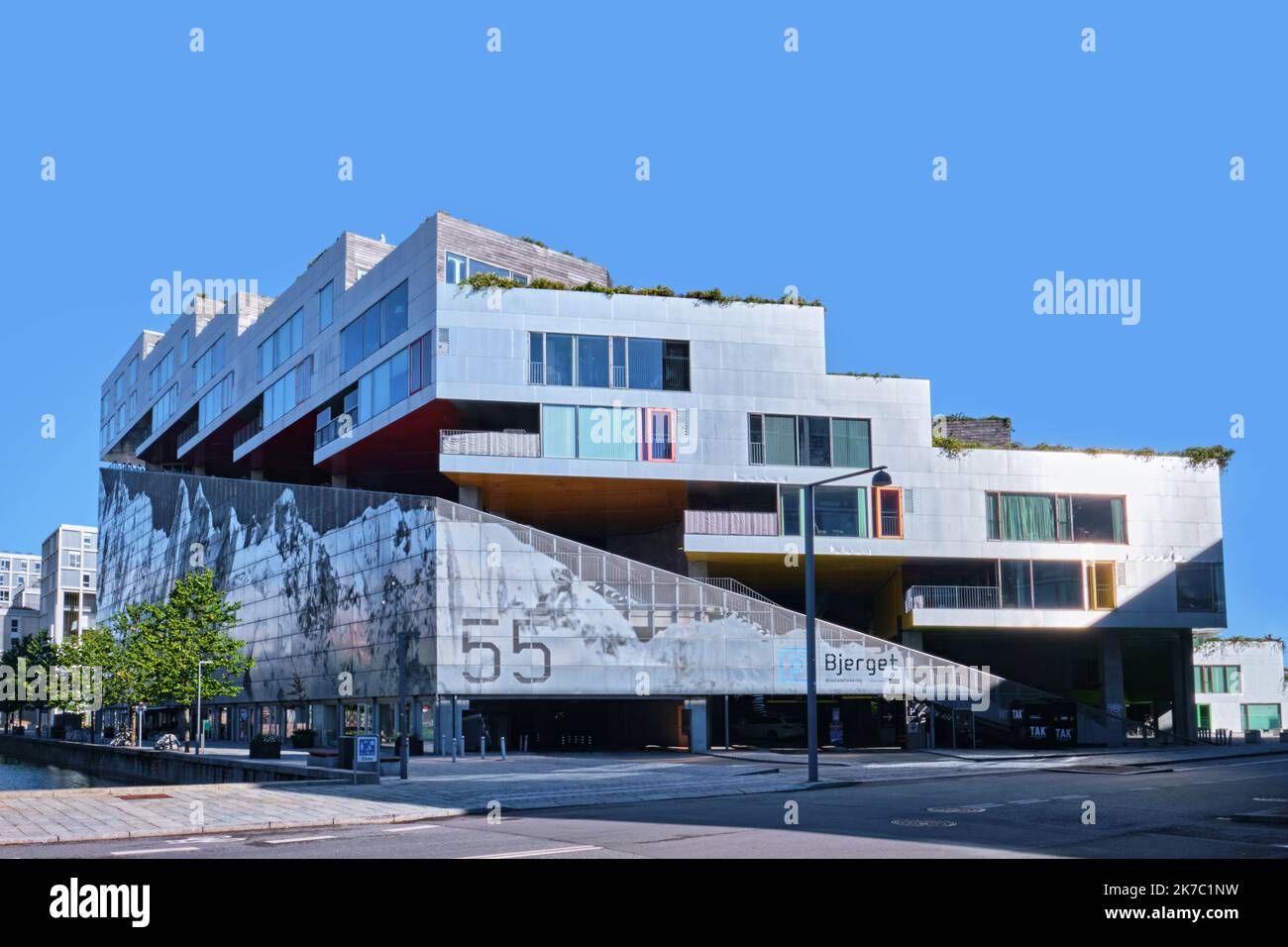 Copenhague, Danemark - septembre 2022 : le bâtiment en forme de montagne, Bjerget, Maisons de montagne est situé dans la ville d'Orestad. Conçu par BIG et JDS Banque D'Images