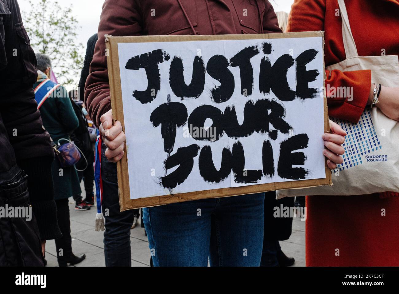 ©Jan Schmidt-Whitley/le Pictorium/MAXPPP - Jan Schmidt-Whitley/le Pictorium - 25/11/2020 - France / Ile-de-France / Paris - une centauine de militaires féministes et leurs soutiens se sont reunis place de la République a l'occasion de la journée internationale l'élimination des femmes a Paris. / 25/11/2020 - France / Ile-de-France (région) / Paris - Une centaine d'activistes féministes et leurs partisans se sont réunis sur la place de la République à l'occasion de la Journée internationale pour l'élimination de la violence à l'égard des femmes à Paris. Banque D'Images