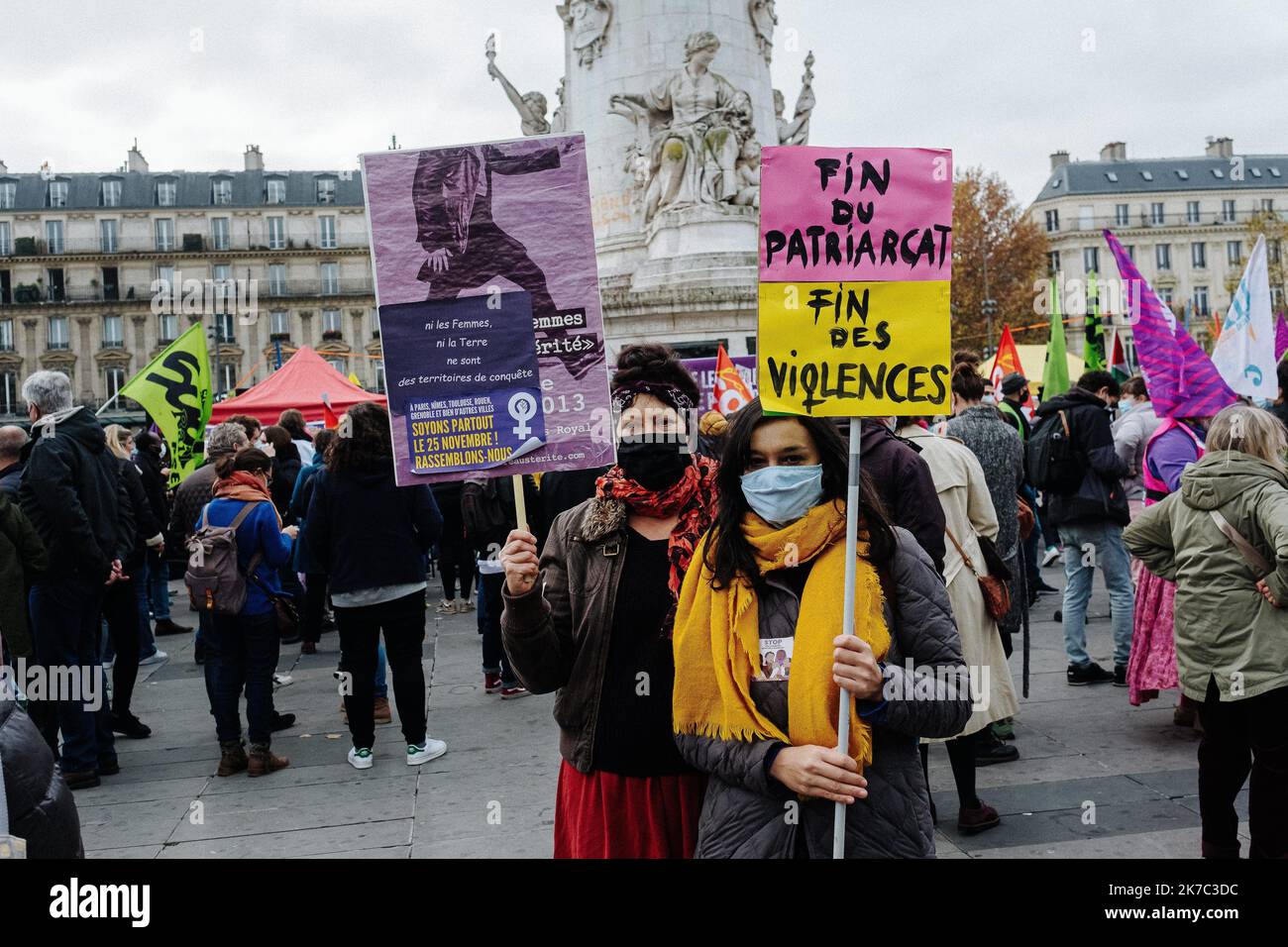 ©Jan Schmidt-Whitley/le Pictorium/MAXPPP - Jan Schmidt-Whitley/le Pictorium - 25/11/2020 - France / Ile-de-France / Paris - une centauine de militaires féministes et leurs soutiens se sont reunis place de la République a l'occasion de la journée internationale l'élimination des femmes a Paris. / 25/11/2020 - France / Ile-de-France (région) / Paris - Une centaine d'activistes féministes et leurs partisans se sont réunis sur la place de la République à l'occasion de la Journée internationale pour l'élimination de la violence à l'égard des femmes à Paris. Banque D'Images