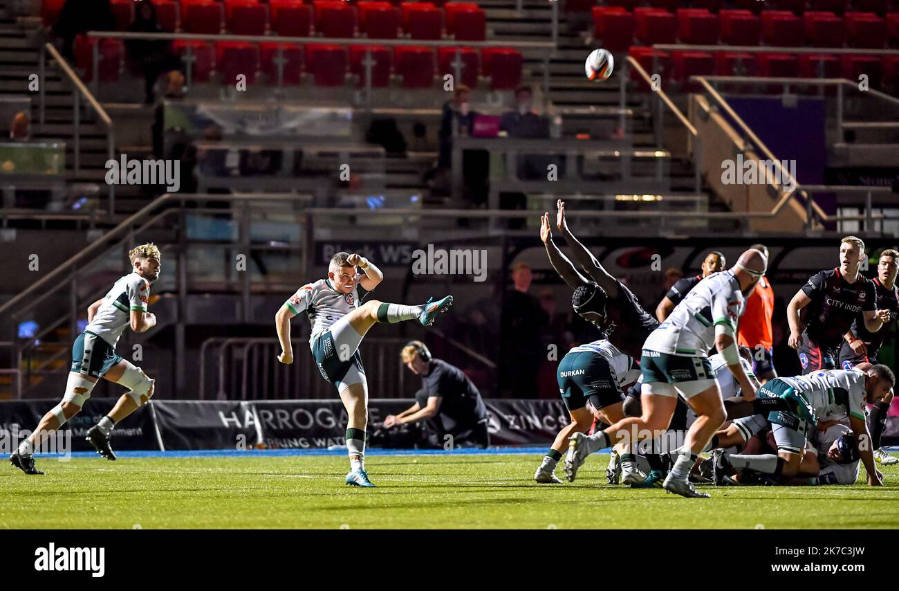 Londres, Royaume-Uni. 17th octobre 2022. Hugh O'Sullivan, de London Irish, lance le ballon lors du match de rugby à XV de la Premiership Cup entre Saracens et London Irish au StoneX Stadium, Londres, Angleterre, le 17 octobre 2022. Photo de Phil Hutchinson. Utilisation éditoriale uniquement, licence requise pour une utilisation commerciale. Aucune utilisation dans les Paris, les jeux ou les publications d'un seul club/ligue/joueur. Crédit : UK Sports pics Ltd/Alay Live News Banque D'Images