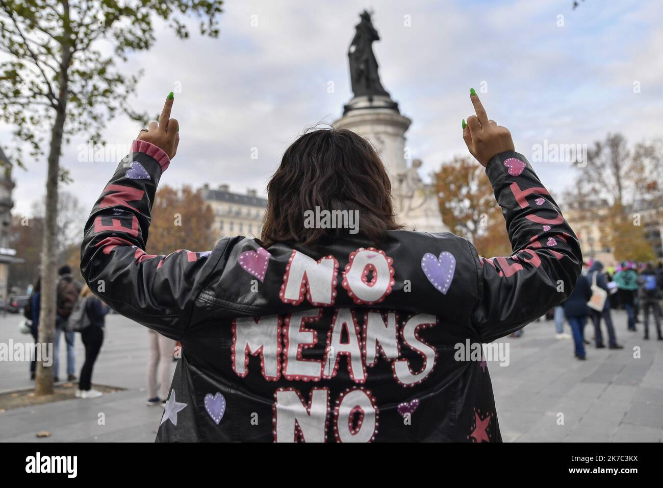 ©Julien Mattia / le Pictorium / MAXPPP - Julien Mattia / le Pictorium - 25/11/2020 - France / Ile-de-France / Paris - mobilisation pour la route internationale contre la violence faite aux femmes, sur la place de la République a Paris, le 25 novembre 2020. / 25/11/2020 - France / Ile-de-France (région) / Paris - mobilisation pour la Journée internationale contre la violence à l'égard des femmes, place de la République à Paris, 25 novembre 2020. Banque D'Images