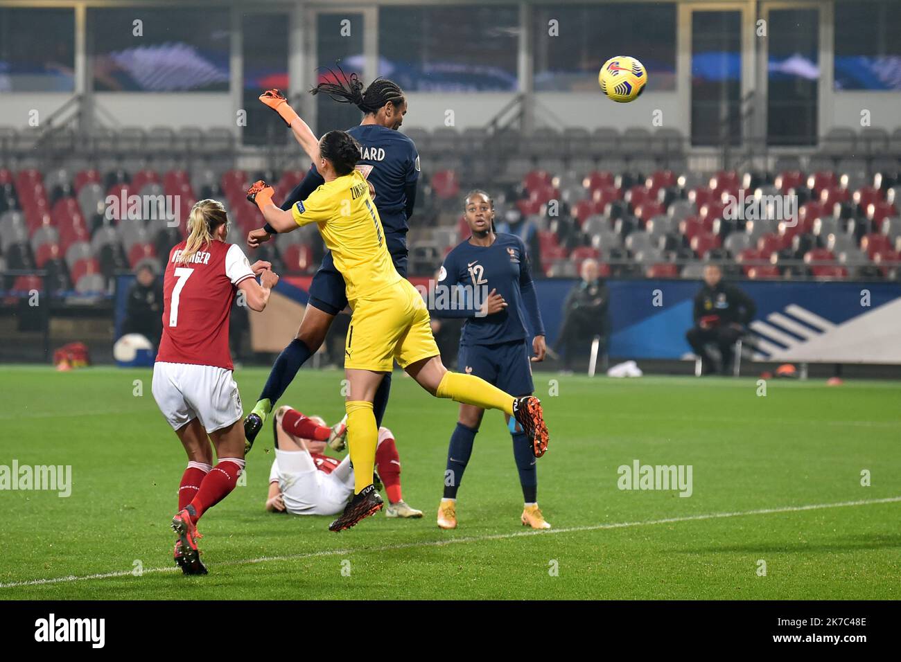 ©PHOTOPQR/LE TÉLÉGRAMME/NICOLAS CREACH ; ; ; 27/11/2020 ; PHOTO NICOLAS CREACH / LE TÉLÉGRAMME GUINGAMP ( 22 ) FOOTBALL au Roudourou LE 27112020 qualification à l'Euro France / Autriche le 1 er mais de l'équipe de France inscrit par Wendie Renard féminin UEFA Euro 2022 groupe G qualification match de football entre la France et l'Autriche, au stade Roudourou, à Guingamp, dans l'ouest de la France, sur 27 novembre 2020. Banque D'Images