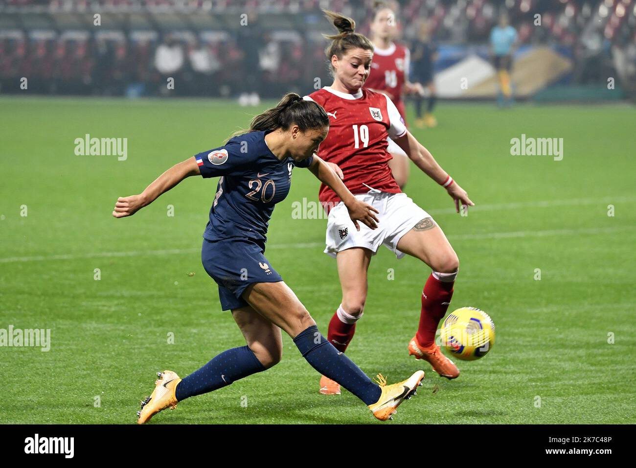 ©PHOTOPQR/OUEST FRANCE/Philippe RENAULT ; Guingamp ; 27/11/2020 ; France - Autriche. Équipe de France Féminine de football. Match de qualification nat d'Europe. Delphine CASCARINO et Verena ASCHAUER photo Philippe RENAULT / Ouest-France les femmes UEFA Euro 2022 groupe G qualification match de football entre la France et l'Autriche, au stade Roudourou, à Guingamp, dans l'ouest de la France, sur 27 novembre 2020. Banque D'Images