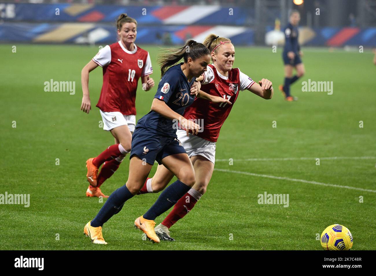 ©PHOTOPQR/OUEST FRANCE/Philippe RENAULT ; Guingamp ; 27/11/2020 ; France - Autriche. Équipe de France Féminine de football. Match de qualification nat d'Europe. Delphine CASCARINO et Sarah PUNTIGAM photo Philippe RENAULT / Ouest-France les femmes UEFA Euro 2022 groupe G qualification match de football entre la France et l'Autriche, au stade Roudourou, à Guingamp, dans l'ouest de la France, sur 27 novembre 2020. Banque D'Images