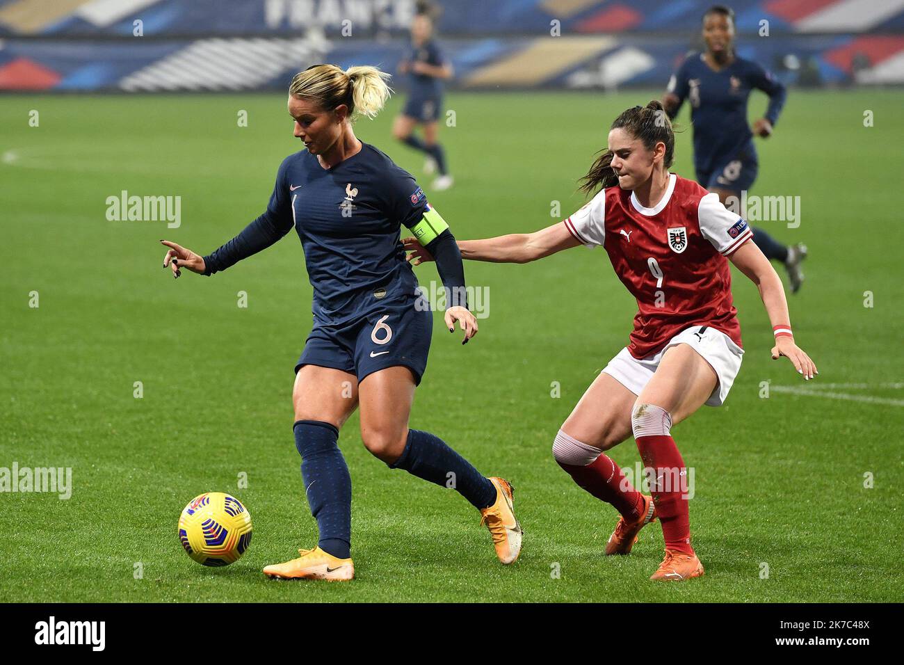 ©PHOTOPQR/OUEST FRANCE/Philippe RENAULT ; Guingamp ; 27/11/2020 ; France - Autriche. Équipe de France Féminine de football. Match de qualification nat d'Europe. Amandine HENRY et Sarah ZADRAZIL photo Philippe RENAULT / Ouest-France les femmes UEFA Euro 2022 groupe G qualification match de football entre la France et l'Autriche, au stade Roudourou, à Guingamp, dans l'ouest de la France, sur 27 novembre 2020. Banque D'Images