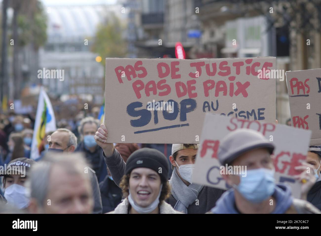 ©Giacomo Italiano/MAXPPP - manifestation contre le droit mondial de la sécurité à Montpellier. Photographie de foules, portrait, avec des pancartes réclamant la liberté de la presse et de filmer la police. Montpellier, le 28 novembre 2020. Manifestation contre la loi securite globale a Montpellier. Photographie de foule, portrait, avec crêpes revendatives en faveur de la liberté de la presse et de filmer les forces de l'ordre. Montpellier, 28 novembre 2020. Banque D'Images