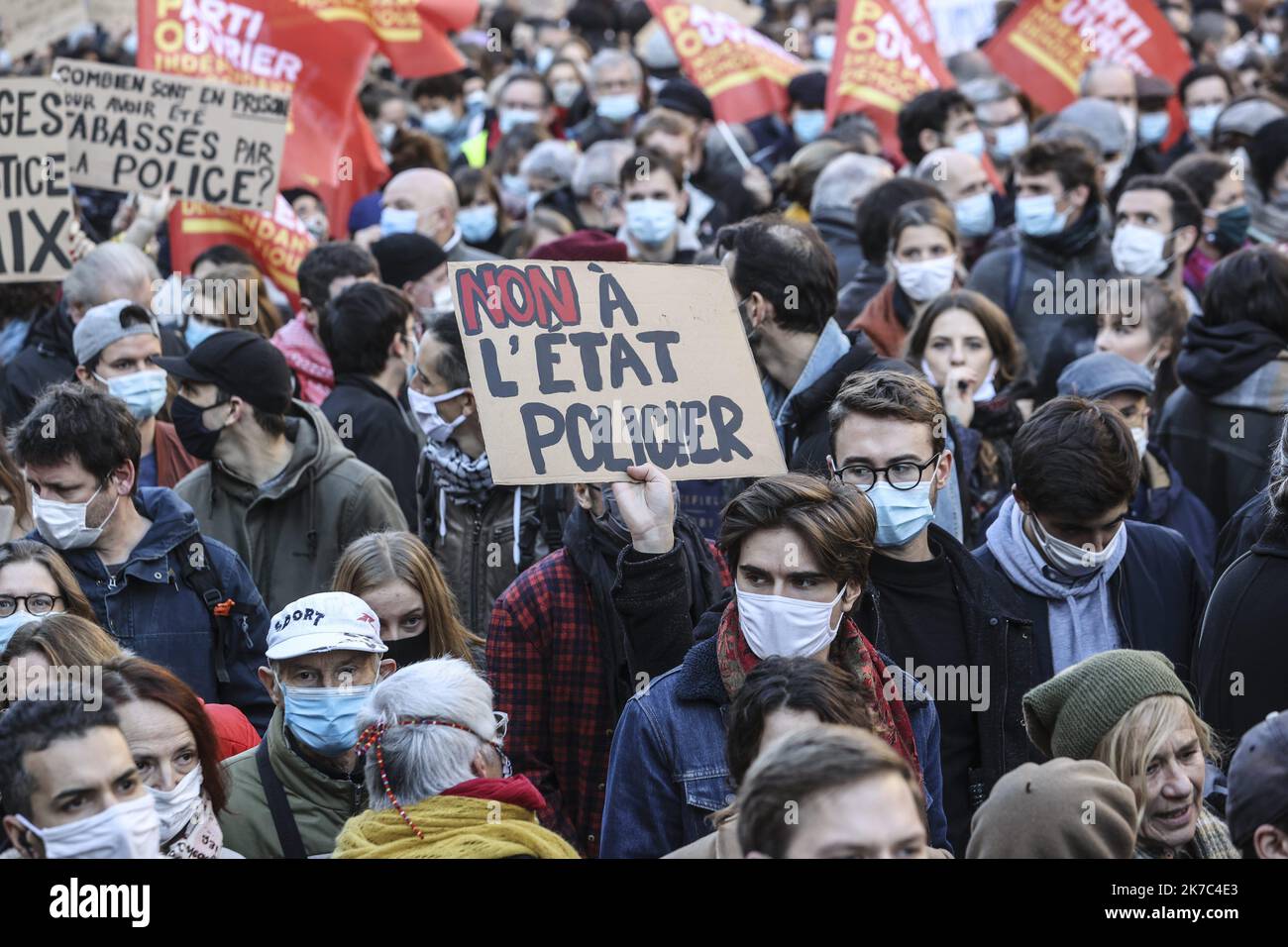 ©Sébastien Muylaert/MAXPPP - des manifestants se rassemblent près de la place de la République lors d'une manifestation contre le projet de loi sur la sécurité mondiale, que l'article 24 criminaliserait la publication d'images d'officiers de police en service dans le but de nuire à leur 'intégrité physique ou psychologique'. Des dizaines de rassemblements sont prévus sur 28 novembre contre une nouvelle loi française qui limiterait le partage d'images de police, quelques jours seulement après que le pays ait été secoué par des séquences vidéo montrant des officiers battant et abusant racialement d'un homme noir. Paris, 28.11.2020 Banque D'Images