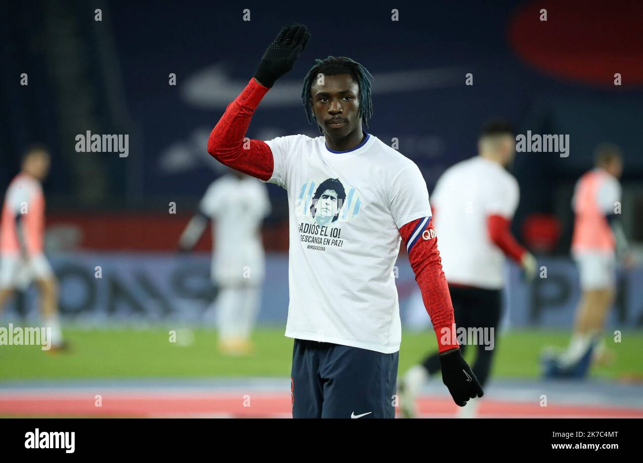 ©PHOTOPQR/LE PARISIEN/Guillaume Georges ; Paris ; 28/11/2020 ; Paris (XVIe), samedi 28 novembre 2020. Sport. Football. 12E journée de Ligue 1 entre le PSG et Bordeaux, au Parc des Princes. Photo: Moise Kean Paris, France, nov 28th 2020 - hommage à maradona avant le match de championnat français de première ligue entre Paris et Bordeaux Banque D'Images