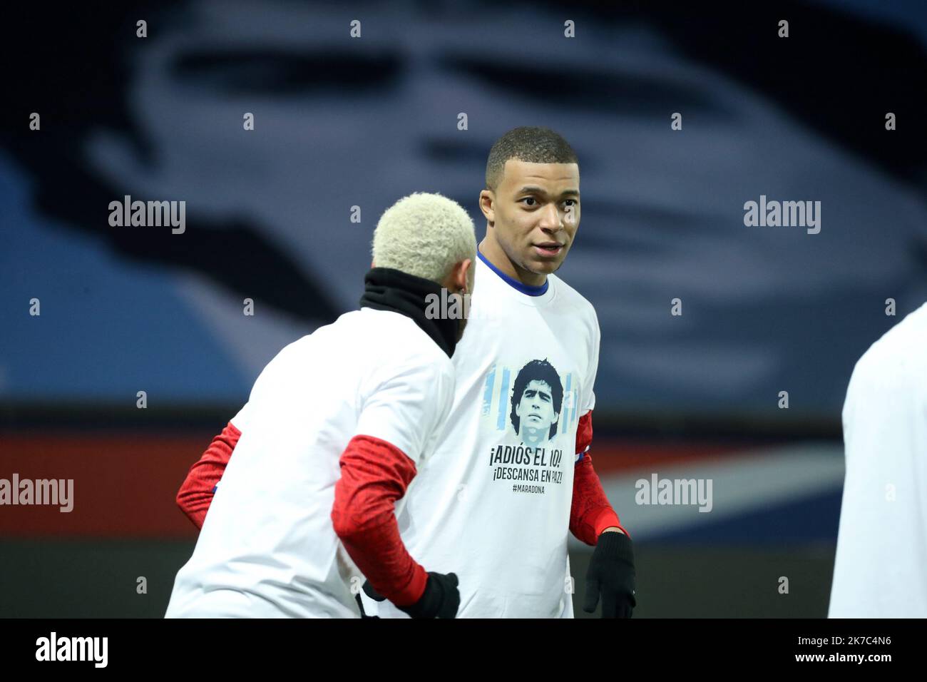 ©PHOTOPQR/LE PARISIEN/Guillaume Georges ; Paris ; 28/11/2020 ; Paris (XVIe), samedi 28 novembre 2020. Sport. Football. 12E journée de Ligue 1 entre le PSG et Bordeaux, au Parc des Princes. Photo: Kylian Mbappé Paris, France, nov 28th 2020 - hommage à maradona avant le match de championnat français de première ligue entre Paris et Bordeaux Banque D'Images