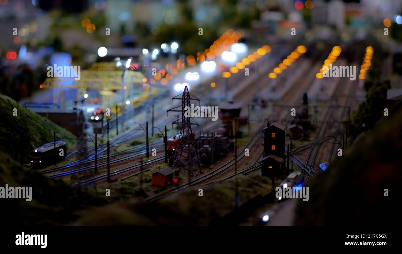 Nuit voies de chemin de fer vides près de la gare avec des lumières dans la nuit sombre. Une gare près de chemin de fer. Photo de chemin de fer. Image floue. Lig flou Banque D'Images