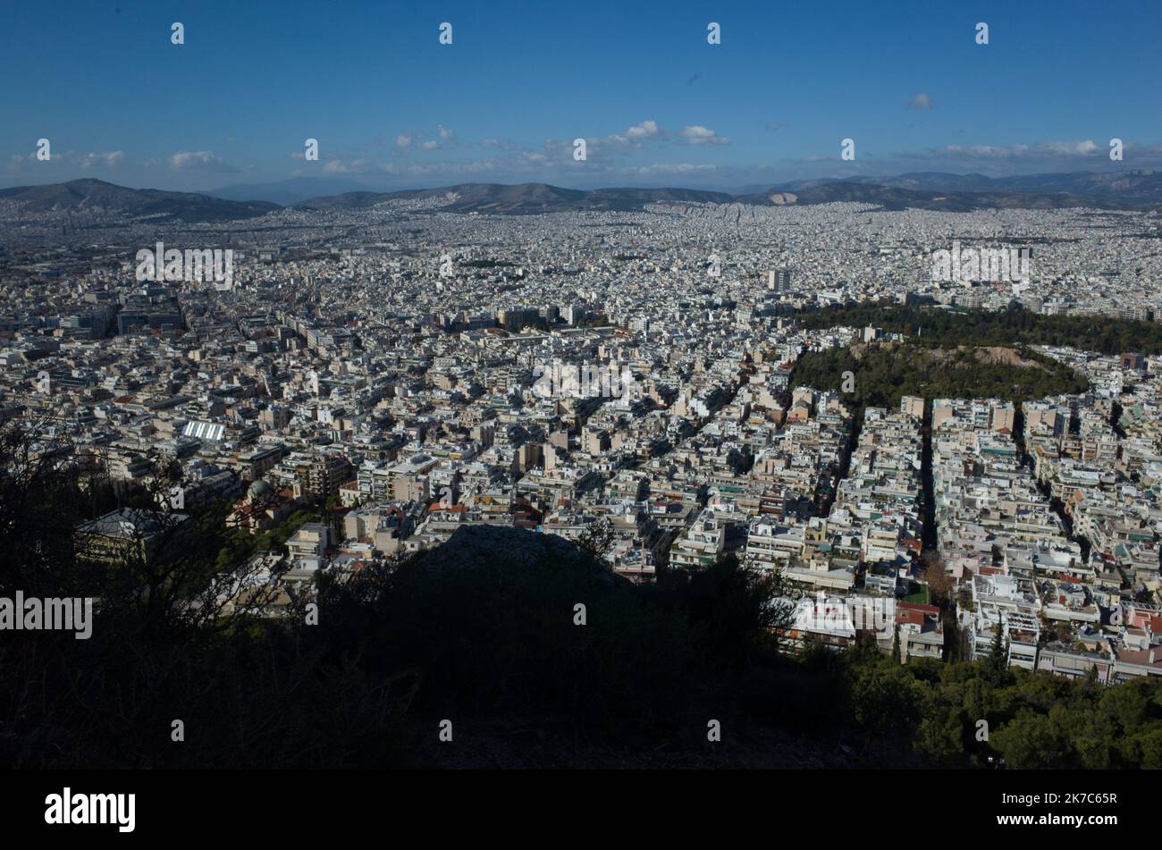 ©Pierre Berthuel / le Pictorium / MAXPPP - Pierre Berthuel / le Pictorium - 26/11/2020 - GRECE / Attique / Athenes - la ville d'Athenes produit une elle seule un peu moies de la moitie des déchets du pays. Plusieurs fois condamnee pour non respect des reguintations contre la pollution, la GRECE recidive avec une pollution plus difficile un « traceur ». Les decharges sauvages. / 26/11/2020 - Grèce / Attique / Athènes - la ville d'Athènes produit à elle seule un peu moins de la moitié des déchets du pays. Plusieurs fois condamnée pour ne pas respecter les règlements contre la pollution, la Grèce se réoffense par la pollution Banque D'Images