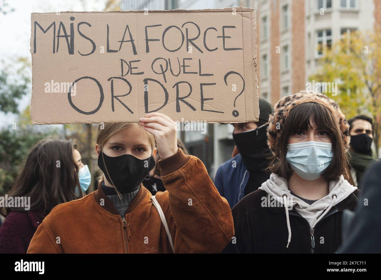 ©Nicolas Landemard / le Pictorium / MAXPPP - Nicolas Landemard / le Pictorium - 5/12/2020 - Belgique / Bruxelles / Bruxelles - une centauine de personnes se sont rassemblés rond point Schumann, au coeur du quartier europeen, non loin des institutions europeennes, For exprimer leur opposition and leers desconges face a la loi de securite globale en France. This loi prevoit entre autre d'empecher les citoyens francais de filmer les forces de police dans leurs actions. Une loi qui intervient dans un contexte tendu en France doit être un certain nombre de « violences policieres ». / 5/12/2020 - BE Banque D'Images