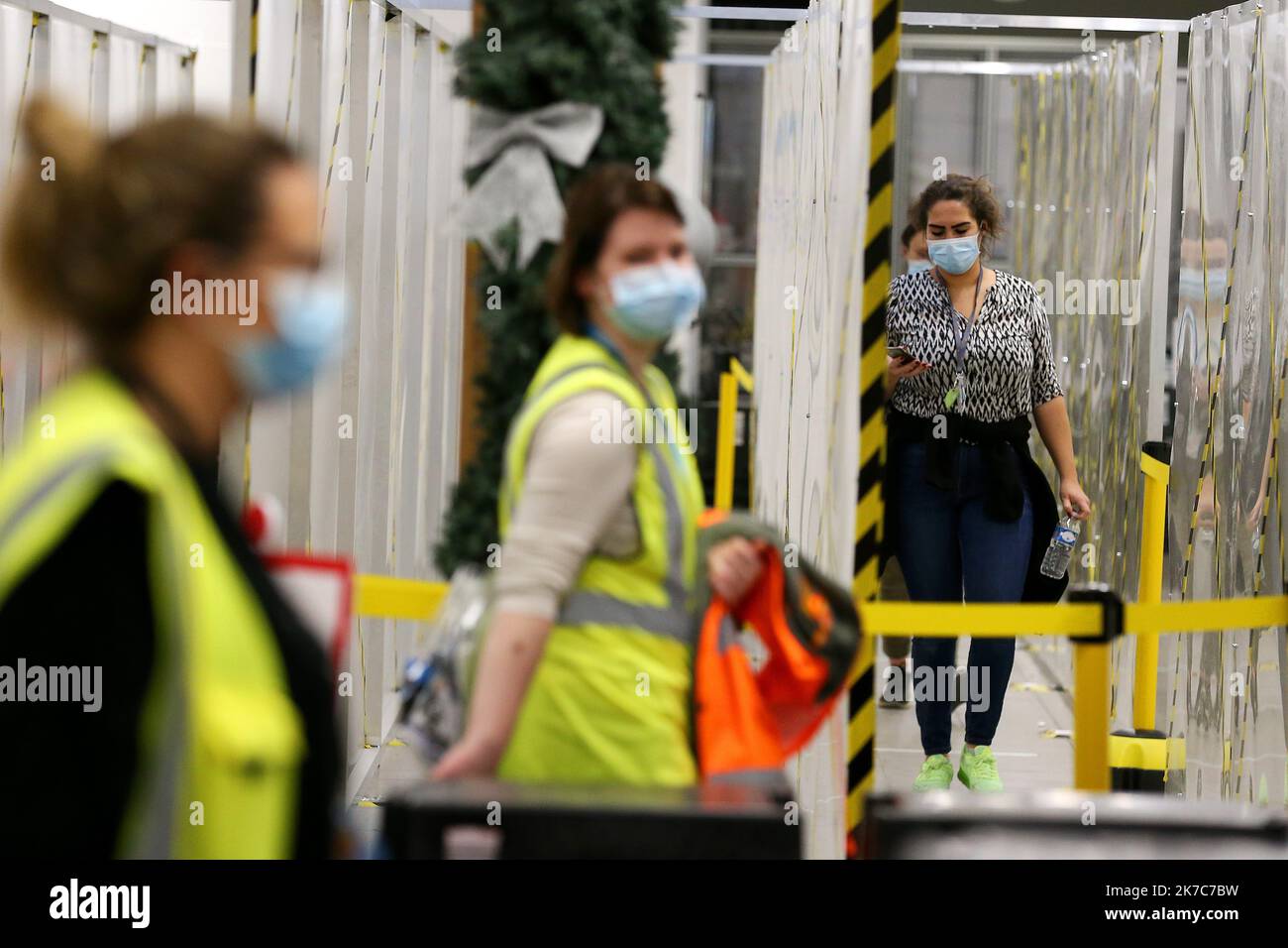 ©PHOTOPQR/VOIX DU NORD/Ludovic Maillard ; 08/12/2020 ; Lauwin plante le 08.12.2020, Rush de noel a Amazone avec les mesures barrieres, maques, deux mètres de distance une VRAie fourmilière. Noël shopping sur Amazon Lauwin planque, France, décembre 8th 2020 Banque D'Images