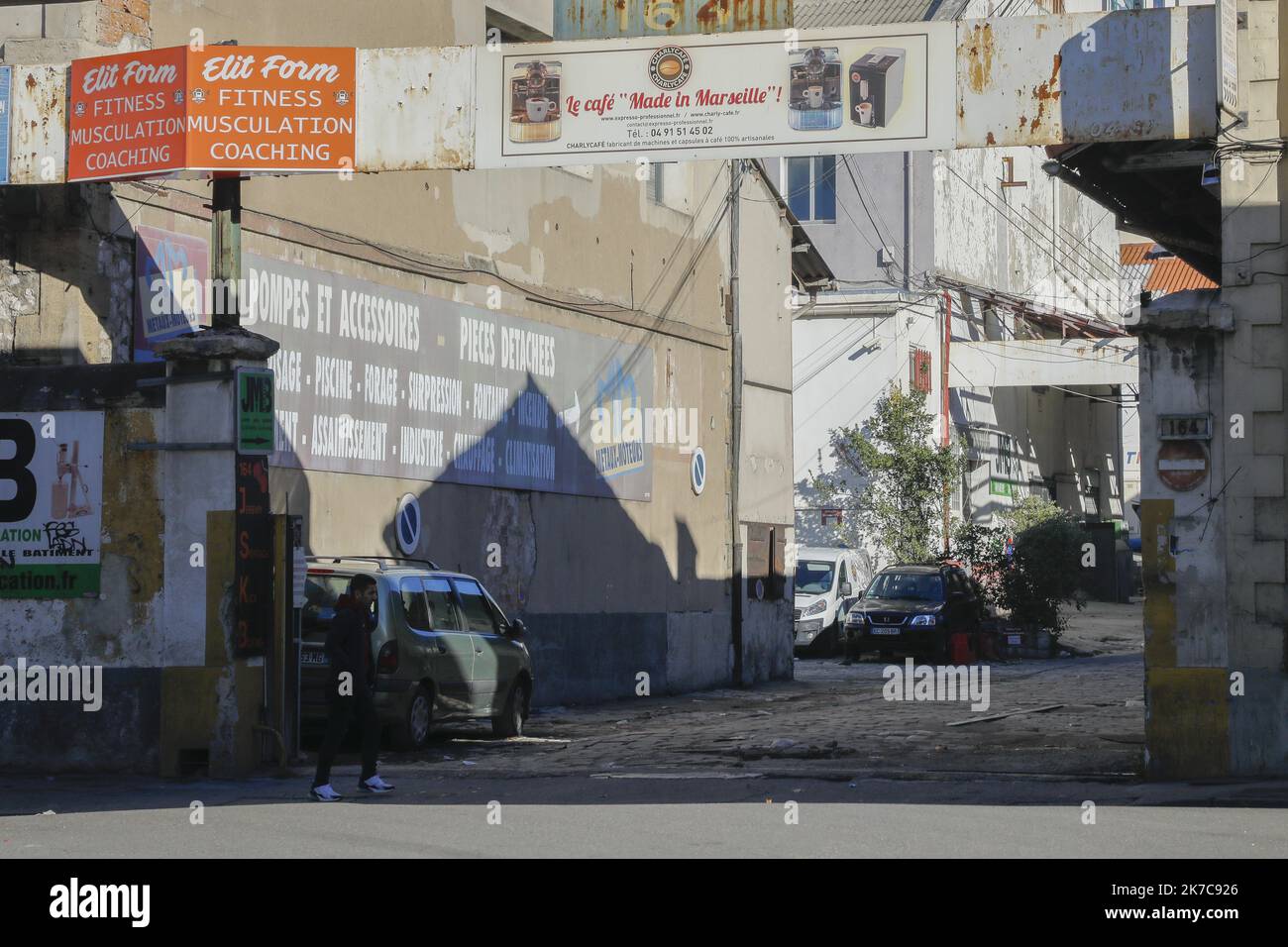 Â©PHOTOPQR/LA PROVENCE/SPEICH F - MARSEILLE ; 13/12/2020 ; Site d entreprises du 164 Boulevard de Plombières (14E arrdt) ou se trouve une salle dans la laquelle une fete clandestine de 500 personnes un ete organisee en période de confinement Marseille, France, 13th 2020 - 500 déc lors d'une fête clandestine au cours du confinement de la Covid-19 Banque D'Images