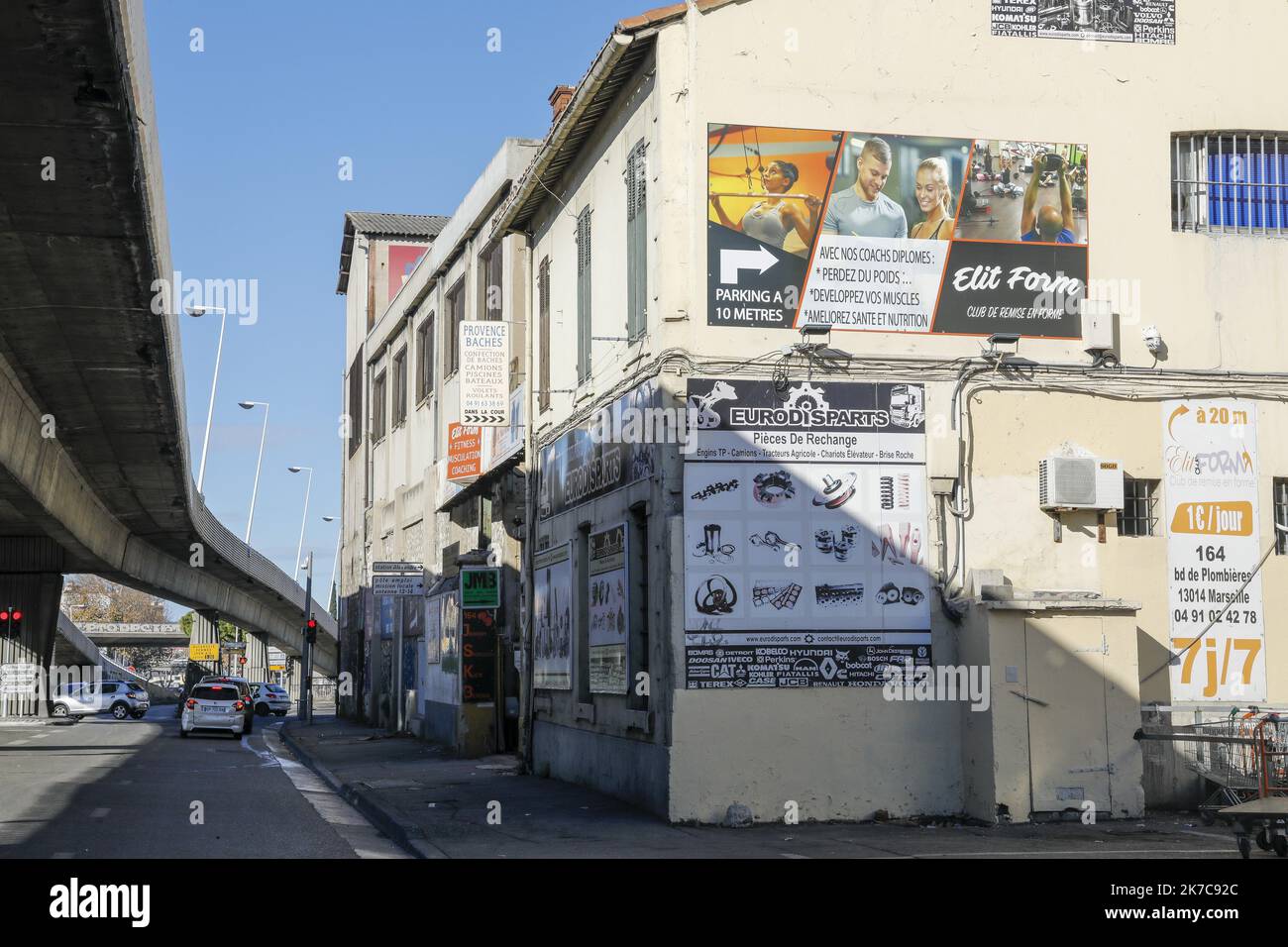 Â©PHOTOPQR/LA PROVENCE/SPEICH F - MARSEILLE ; 13/12/2020 ; Site d entreprises du 164 Boulevard de Plombières (14E arrdt) ou se trouve une salle dans la laquelle une fete clandestine de 500 personnes un ete organisee en période de confinement Marseille, France, 13th 2020 - 500 déc lors d'une fête clandestine au cours du confinement de la Covid-19 Banque D'Images