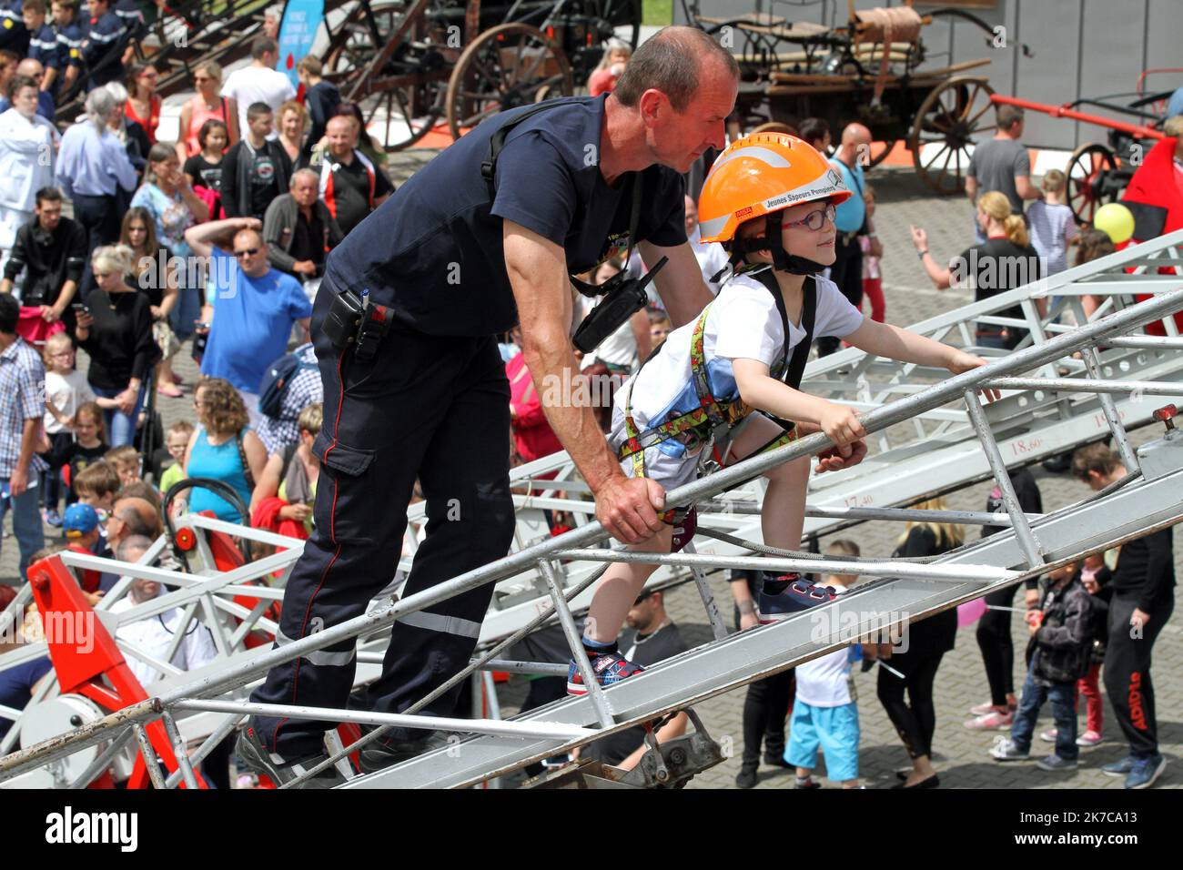 ©PHOTOPQR/l'ALSACE/Thierry GACHON ; Colmar ; 11/06/2016 ; un enfant escalade une grande échelle lors de la journée nationale des pompes au SDIS du Haut-Rhin à Colmar le 11 juin 2016. Banque D'Images