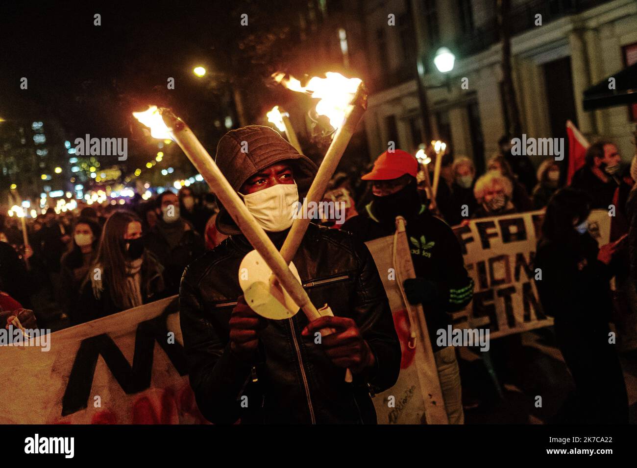 ©Jan Schmidt-Whitley/le Pictorium/MAXPPP - Jan Schmidt-Whitley/le Pictorium - 18/12/2020 - France / Paris / Paris - un migrant important deux lampes torches. Une marche de la « chemin international des migrants » avait ete déclaredi 18 décembre a Paris. Elle part de la place de l'Opéra et avait pour destination la place de l'Hôtel de ville. Une interdiction de la préfecture de Paris, le cortege qui a rassemble entre 2000 et 3000 manifestes s'est terminé rendu de Richelieu-Drouot à la porte de Strasbourg-Saint-Denis dans le calme avec une marche aux flambeaux. / 18/12/ Banque D'Images