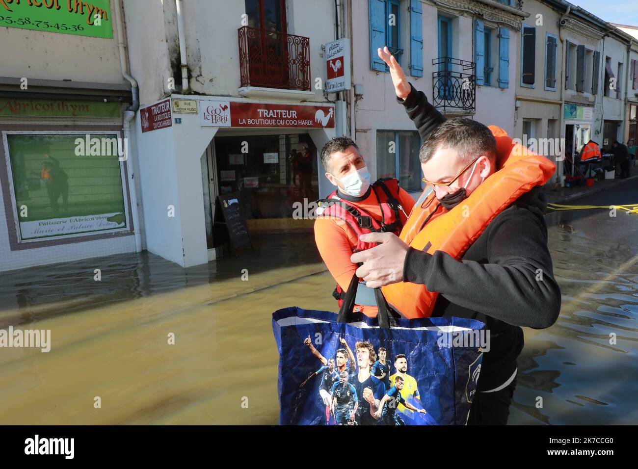 Â©PHOTOPQR/Sud Ouest/Isabelle Louvier ; Tartas ; 03/01/2021 ; 03/01/20 TARTAS navette fluviale des pompiers pour le ravivement des personnes isolées par l'eau Tartas, France, janvier 3rd 2020 inondations dans le sud-ouest de la France Banque D'Images