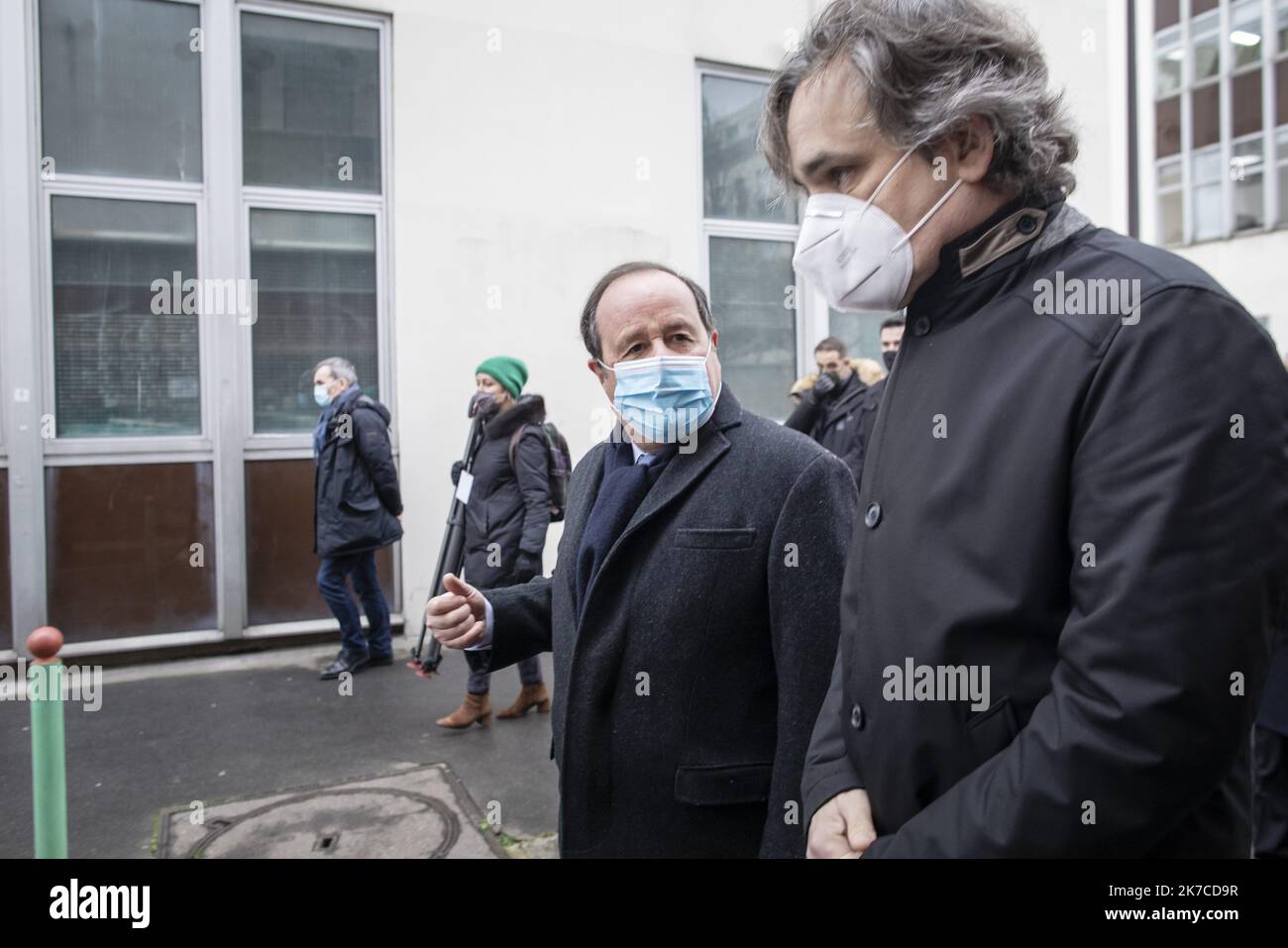 07/01/2021 - France / Paris. @ Pool/ Pierre VASSAL/Maxppp François Hollande, ancien président de la République discute avec Riss, dessinateur et membre de la redaction de Charlie Hebdo l'édition de la cérémonie en hommage aux virés de l'attaque contre la redaction du journal satirique Charlie Hebdo. Hommage à 7 janvier 2021 à Paris a été déposé devant les anciens bureaux de Charlie Hebdo, lors d'une cérémonie marquant le sixième anniversaire de l'attaque du magazine satirique qui a tué 12 personnes. Banque D'Images