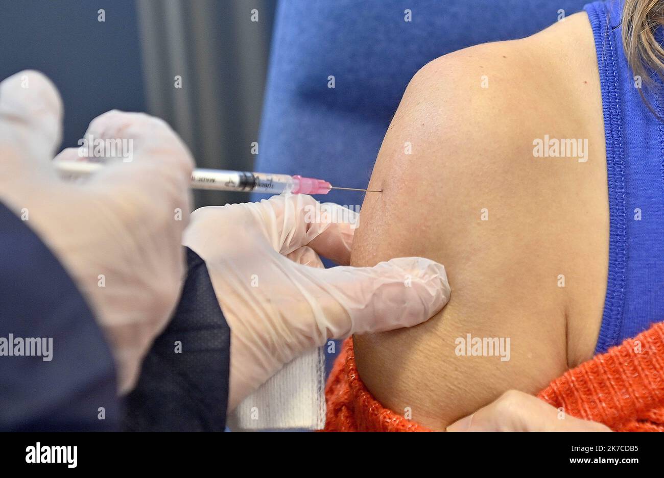 ©PHOTOPQR/Ouest FRANCE/jérôme fouquet ; NANTES ; 08/01/2021 ; Loire Atlantique. Ouverture d'un centre de vaccination covid dans le centre de Nantes. Ce centre géré par le CHU de Nantes vaccin (avec le vaccin pfizer) en premier lieu les personnes du milieu médical. Photo: Jerome Fouquet/Ouest-France - 2020/01/08. Ouverture d'un centre de vaccination anticovid à Nantes. Banque D'Images