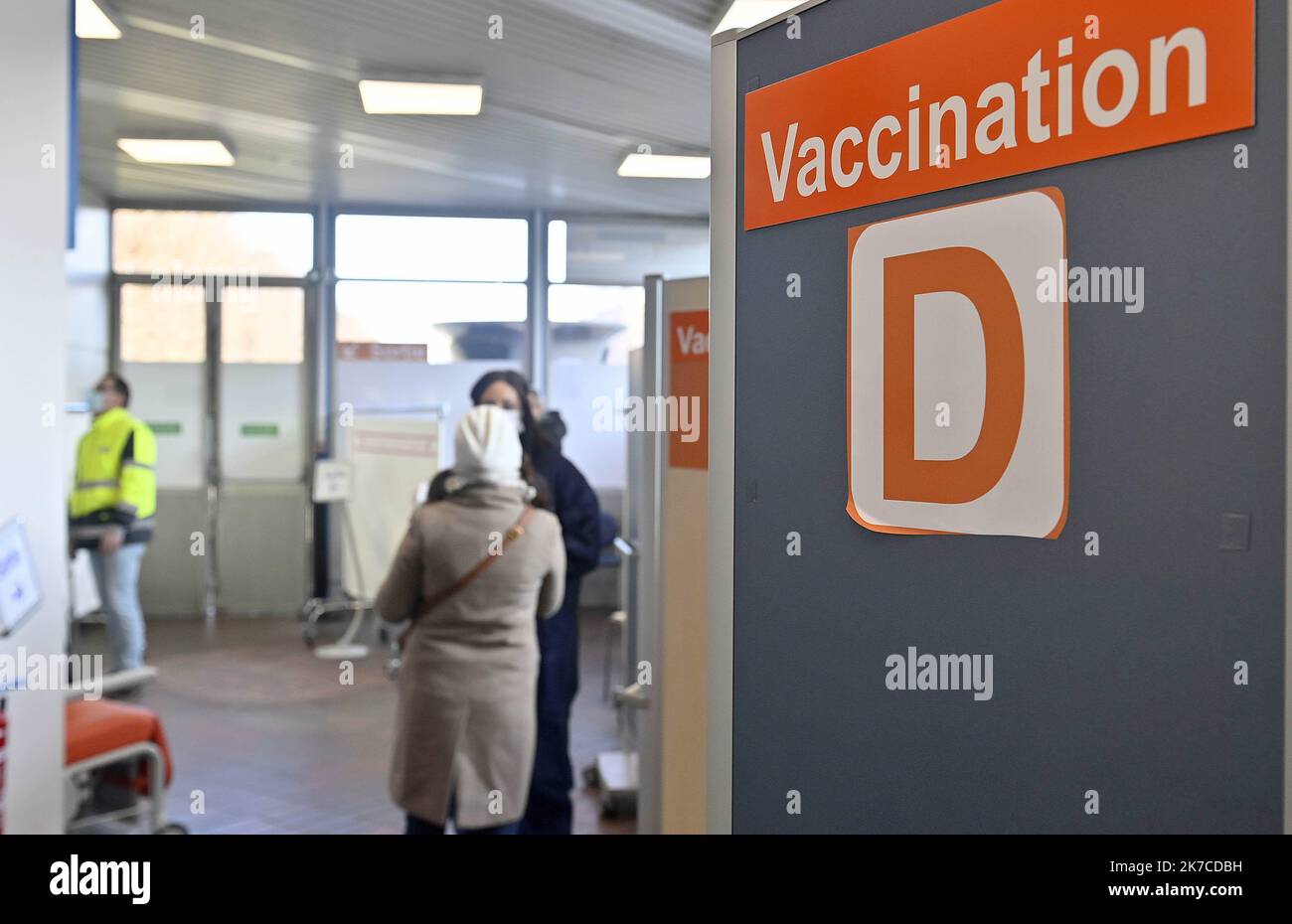©PHOTOPQR/Ouest FRANCE/jérôme fouquet ; NANTES ; 08/01/2021 ; Loire Atlantique. Ouverture d'un centre de vaccination covid dans le centre de Nantes. Ce centre géré par le CHU de Nantes vaccin (avec le vaccin pfizer) en premier lieu les personnes du milieu médical. Photo: Jerome Fouquet/Ouest-France - 2020/01/08. Ouverture d'un centre de vaccination anticovid à Nantes. Banque D'Images