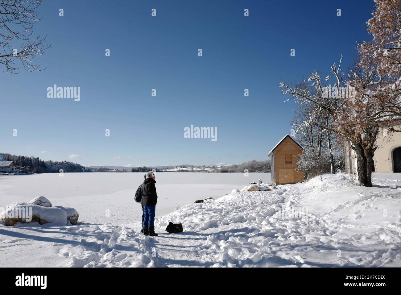 ©PHOTOPQR/LE PROGRES/Philippe TRIAS - 08/01/2021 - neige et glace, Haut-Jura, 8 janvier 2021. -Ambiance de paysage d'hiver dans le Jura. Les salaires du Jura ont revêtus leur plus beau marteau blanc. Entre lacs gelés et grandes échendues blanches, les images divergent magiques. Les eaux du Lac de l'Abbaye n'ont pas encore été réistées aux températures indigènes de ses derniers jours. - Fortes chutes de neige, montagnes du Jura en France. Banque D'Images
