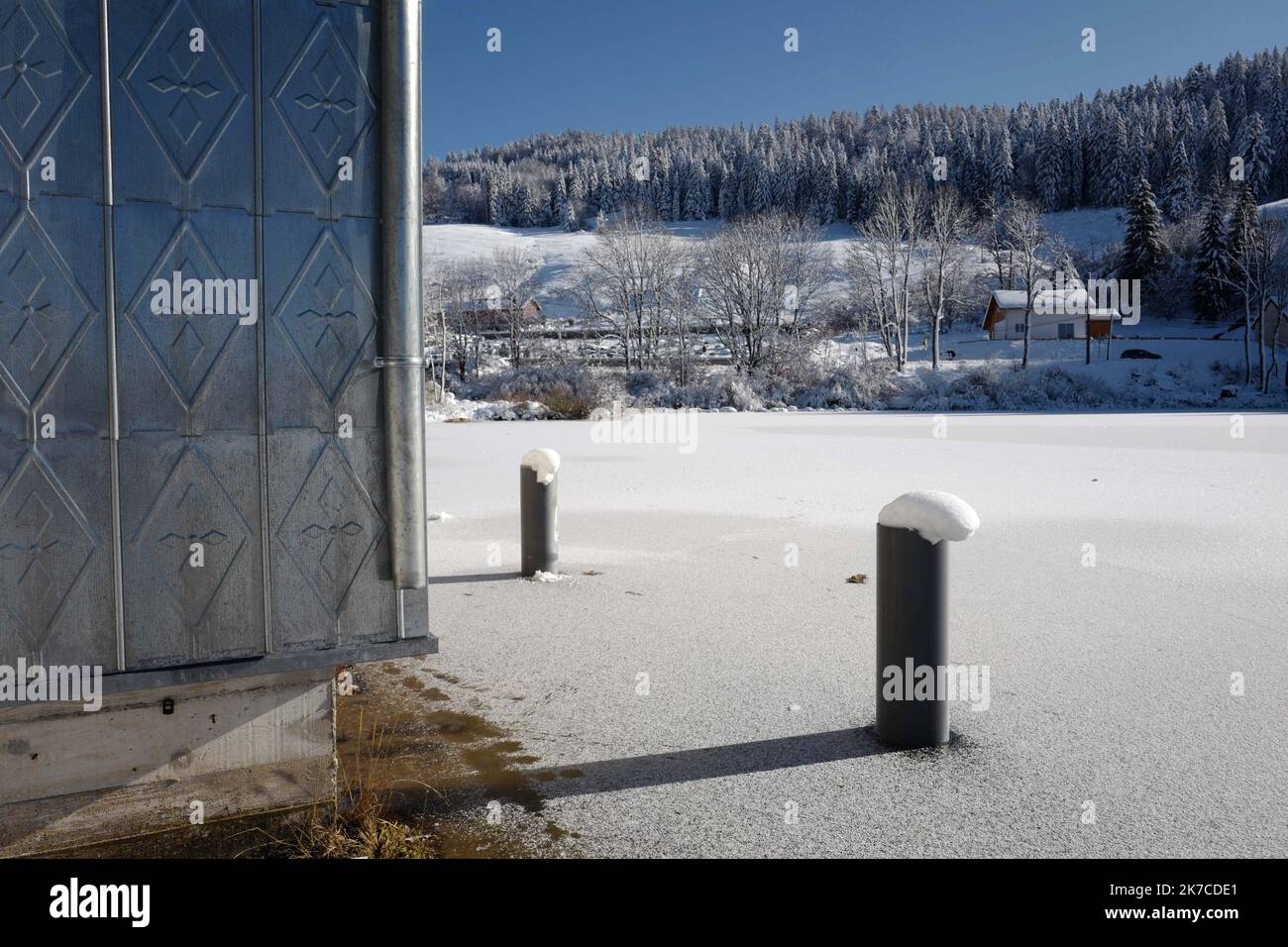 ©PHOTOPQR/LE PROGRES/Philippe TRIAS - 08/01/2021 - neige et glace, Haut-Jura, 8 janvier 2021. -Ambiance de paysage d'hiver dans le Jura. Les salaires du Jura ont revêtus leur plus beau marteau blanc. Entre lacs gelés et grandes échendues blanches, les images divergent magiques. Les eaux du Lac de l'Abbaye n'ont pas encore été réistées aux températures indigènes de ses derniers jours. - Fortes chutes de neige, montagnes du Jura en France. Banque D'Images