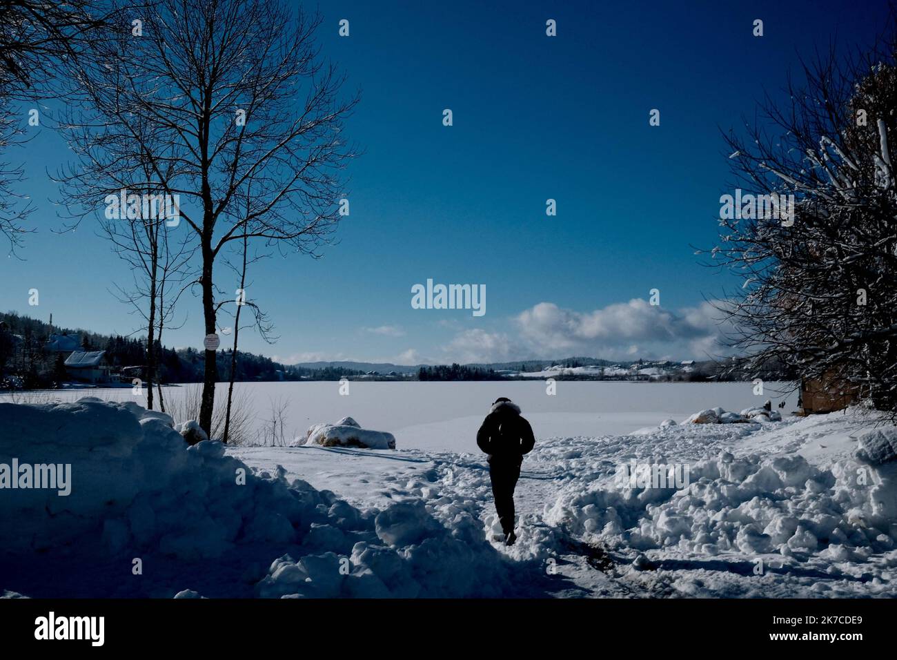 ©PHOTOPQR/LE PROGRES/Philippe TRIAS - 08/01/2021 - neige et glace, Haut-Jura, 8 janvier 2021. -Ambiance de paysage d'hiver dans le Jura. Les salaires du Jura ont revêtus leur plus beau marteau blanc. Entre lacs gelés et grandes échendues blanches, les images divergent magiques. Les eaux du Lac de l'Abbaye n'ont pas encore été réistées aux températures indigènes de ses derniers jours. - Fortes chutes de neige, montagnes du Jura en France. Banque D'Images