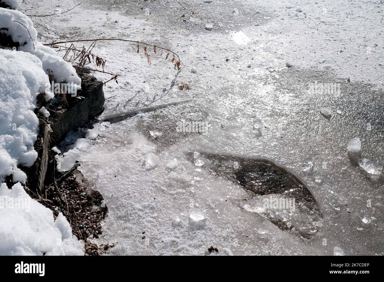 ©PHOTOPQR/LE PROGRES/Philippe TRIAS - 08/01/2021 - neige et glace, Haut-Jura, 8 janvier 2021. -Ambiance de paysage d'hiver dans le Jura. Les salaires du Jura ont revêtus leur plus beau marteau blanc. Entre lacs gelés et grandes échendues blanches, les images divergent magiques. Les eaux du Lac de l'Abbaye n'ont pas encore été réistées aux températures indigènes de ses derniers jours. - Fortes chutes de neige, montagnes du Jura en France. Banque D'Images