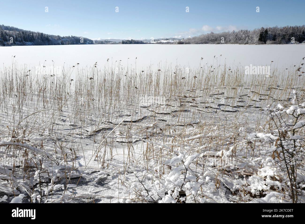 ©PHOTOPQR/LE PROGRES/Philippe TRIAS - 08/01/2021 - neige et glace, Haut-Jura, 8 janvier 2021. -Ambiance de paysage d'hiver dans le Jura. Les salaires du Jura ont revêtus leur plus beau marteau blanc. Entre lacs gelés et grandes échendues blanches, les images divergent magiques. Les eaux du Lac de l'Abbaye n'ont pas encore été réistées aux températures indigènes de ses derniers jours. - Fortes chutes de neige, montagnes du Jura en France. Banque D'Images