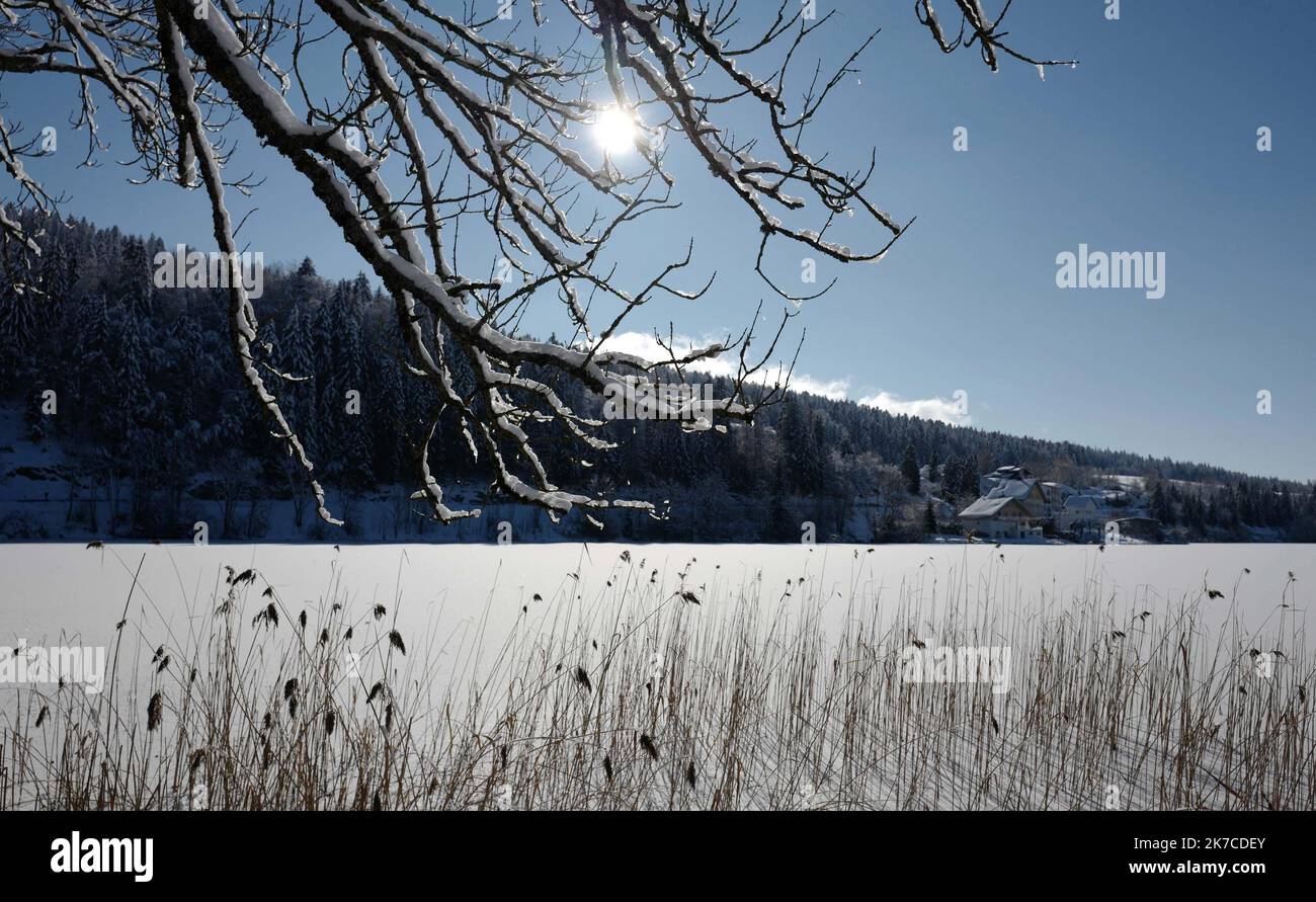 ©PHOTOPQR/LE PROGRES/Philippe TRIAS - 08/01/2021 - neige et glace, Haut-Jura, 8 janvier 2021. -Ambiance de paysage d'hiver dans le Jura. Les salaires du Jura ont revêtus leur plus beau marteau blanc. Entre lacs gelés et grandes échendues blanches, les images divergent magiques. Les eaux du Lac de l'Abbaye n'ont pas encore été réistées aux températures indigènes de ses derniers jours. - Fortes chutes de neige, montagnes du Jura en France. Banque D'Images