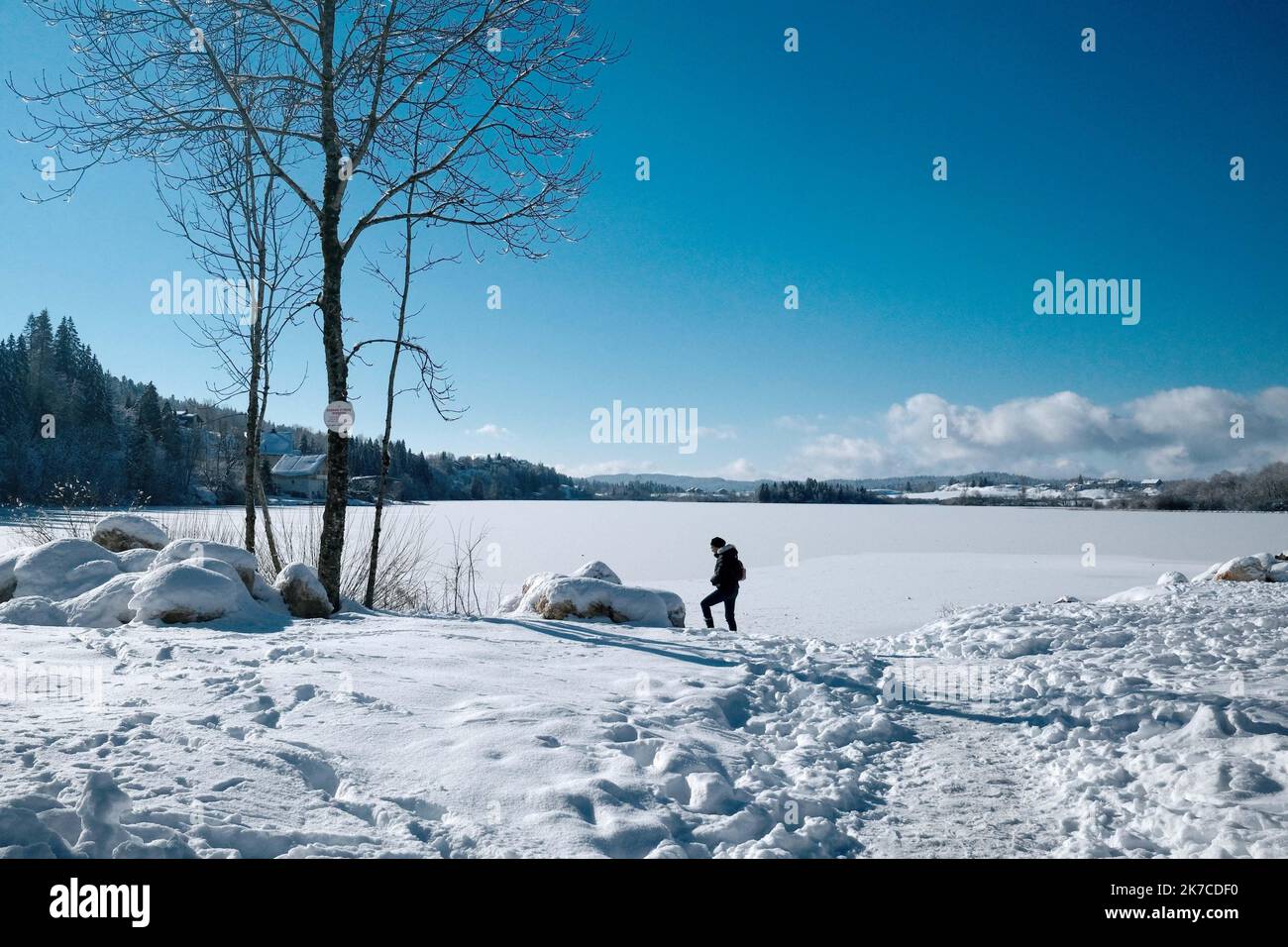 ©PHOTOPQR/LE PROGRES/Philippe TRIAS - 08/01/2021 - neige et glace, Haut-Jura, 8 janvier 2021. -Ambiance de paysage d'hiver dans le Jura. Les salaires du Jura ont revêtus leur plus beau marteau blanc. Entre lacs gelés et grandes échendues blanches, les images divergent magiques. Les eaux du Lac de l'Abbaye n'ont pas encore été réistées aux températures indigènes de ses derniers jours. - Fortes chutes de neige, montagnes du Jura en France. Banque D'Images