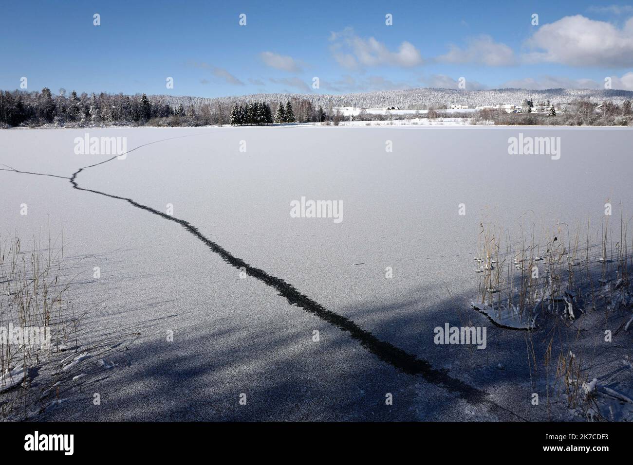 ©PHOTOPQR/LE PROGRES/Philippe TRIAS - 08/01/2021 - neige et glace, Haut-Jura, 8 janvier 2021. -Ambiance de paysage d'hiver dans le Jura. Les salaires du Jura ont revêtus leur plus beau marteau blanc. Entre lacs gelés et grandes échendues blanches, les images divergent magiques. Les eaux du Lac de l'Abbaye n'ont pas encore été réistées aux températures indigènes de ses derniers jours. - Fortes chutes de neige, montagnes du Jura en France. Banque D'Images