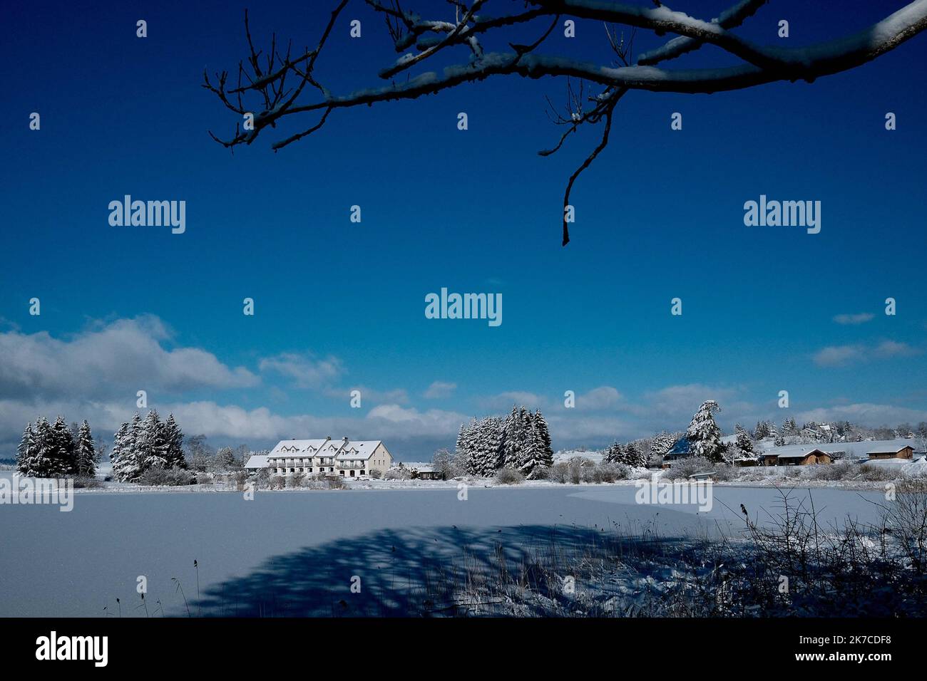 ©PHOTOPQR/LE PROGRES/Philippe TRIAS - 08/01/2021 - neige et glace, Haut-Jura, 8 janvier 2021. -Ambiance de paysage d'hiver dans le Jura. Les salaires du Jura ont revêtus leur plus beau marteau blanc. Entre lacs gelés et grandes échendues blanches, les images divergent magiques. Les eaux du Lac de l'Abbaye n'ont pas encore été réistées aux températures indigènes de ses derniers jours. - Fortes chutes de neige, montagnes du Jura en France. Banque D'Images