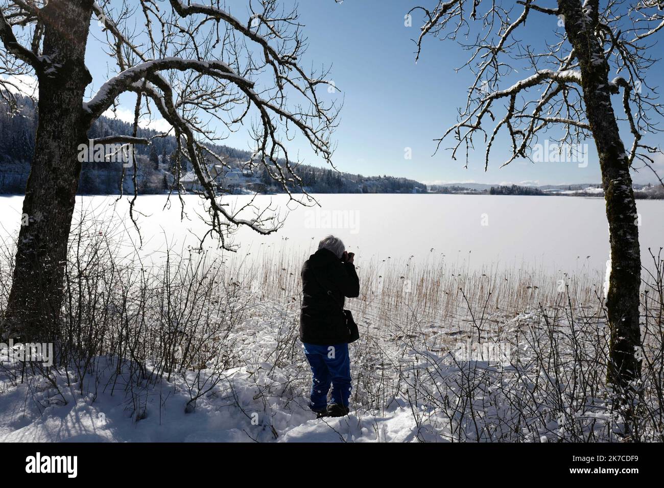 ©PHOTOPQR/LE PROGRES/Philippe TRIAS - 08/01/2021 - neige et glace, Haut-Jura, 8 janvier 2021. -Ambiance de paysage d'hiver dans le Jura. Les salaires du Jura ont revêtus leur plus beau marteau blanc. Entre lacs gelés et grandes échendues blanches, les images divergent magiques. Les eaux du Lac de l'Abbaye n'ont pas encore été réistées aux températures indigènes de ses derniers jours. - Fortes chutes de neige, montagnes du Jura en France. Banque D'Images