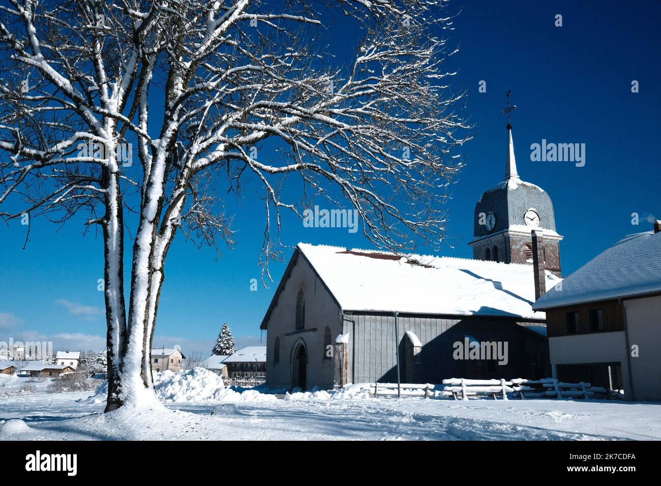 ©PHOTOPQR/LE PROGRES/Philippe TRIAS - 08/01/2021 - neige et glace, Haut-Jura, 8 janvier 2021. -Ambiance de paysage d'hiver dans le Jura. Les salaires du Jura ont revêtus leur plus beau marteau blanc. Entre lacs gelés et grandes échendues blanches, les images divergent magiques. Les eaux du Lac de l'Abbaye n'ont pas encore été réistées aux températures indigènes de ses derniers jours. - Fortes chutes de neige, montagnes du Jura en France. Banque D'Images